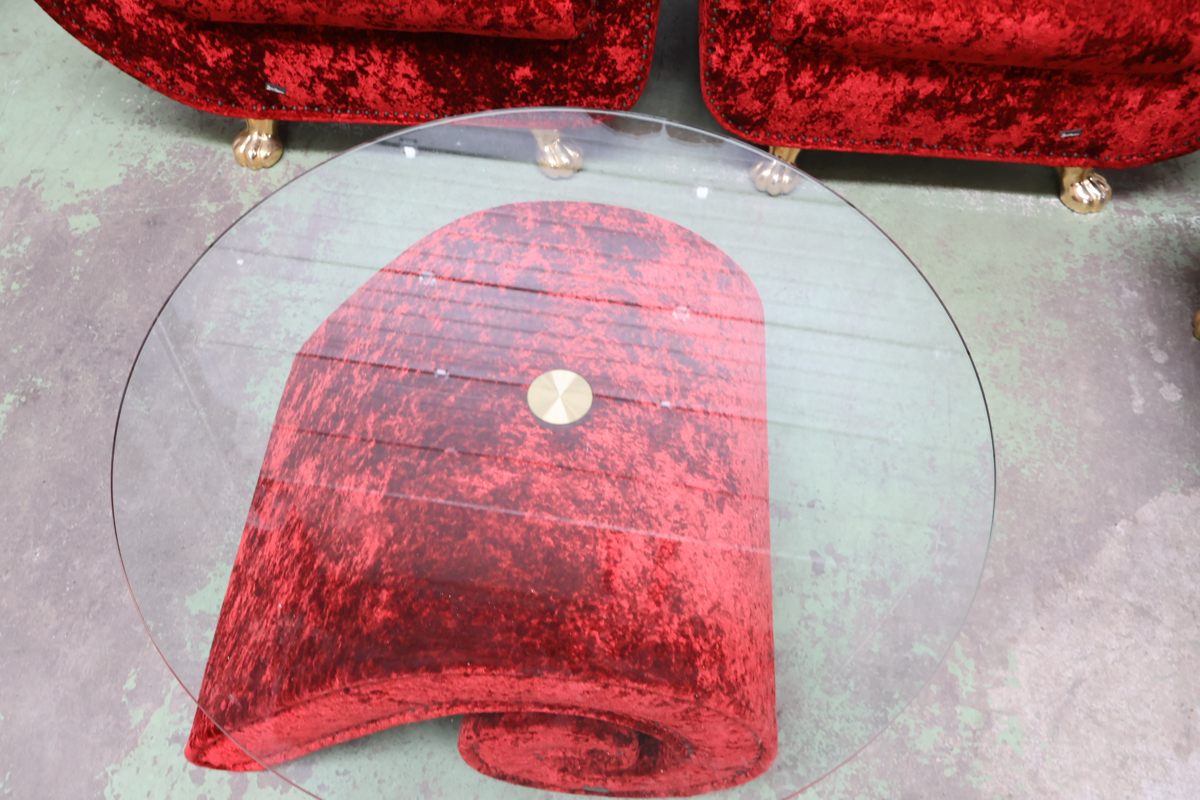 Rood fluwelen salonset met glazen salontafel en poef – foto 6 – kavel bij GSD Auctions, Zoeterwoude