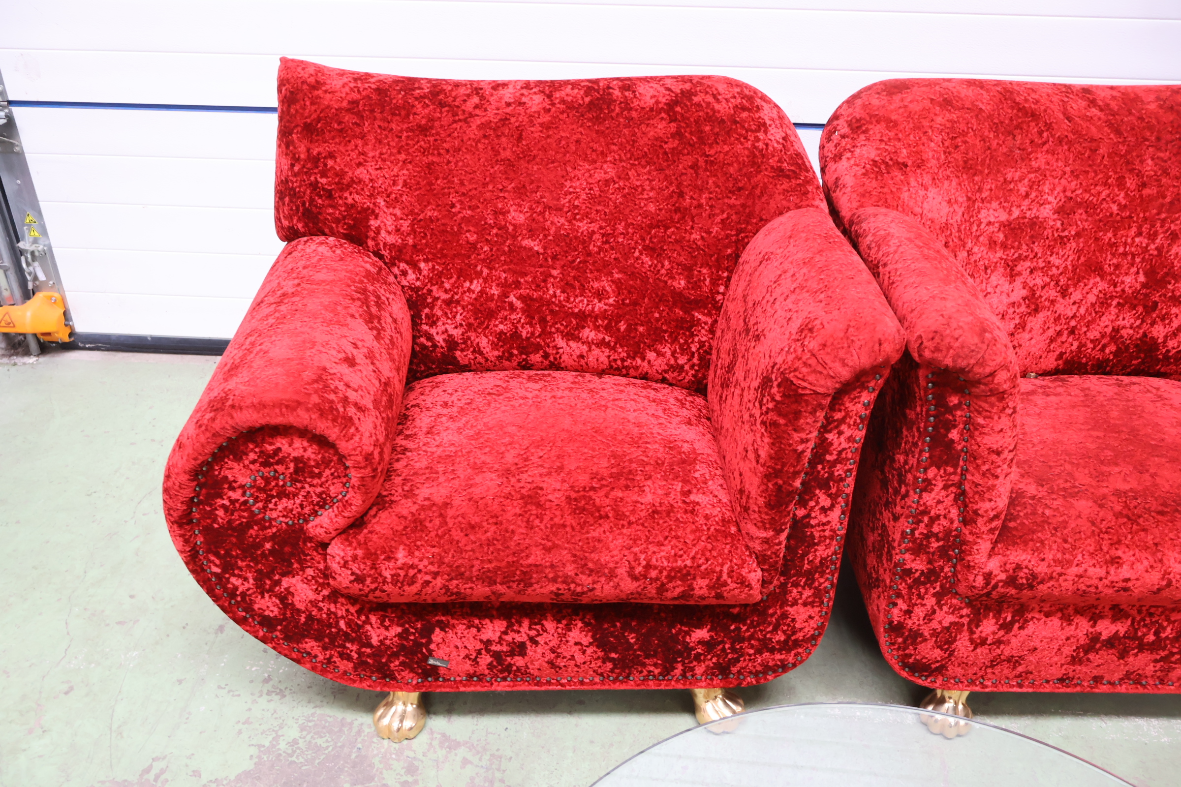 Rood fluwelen salonset met glazen salontafel en poef – foto 7 – kavel bij GSD Auctions, Zoeterwoude
