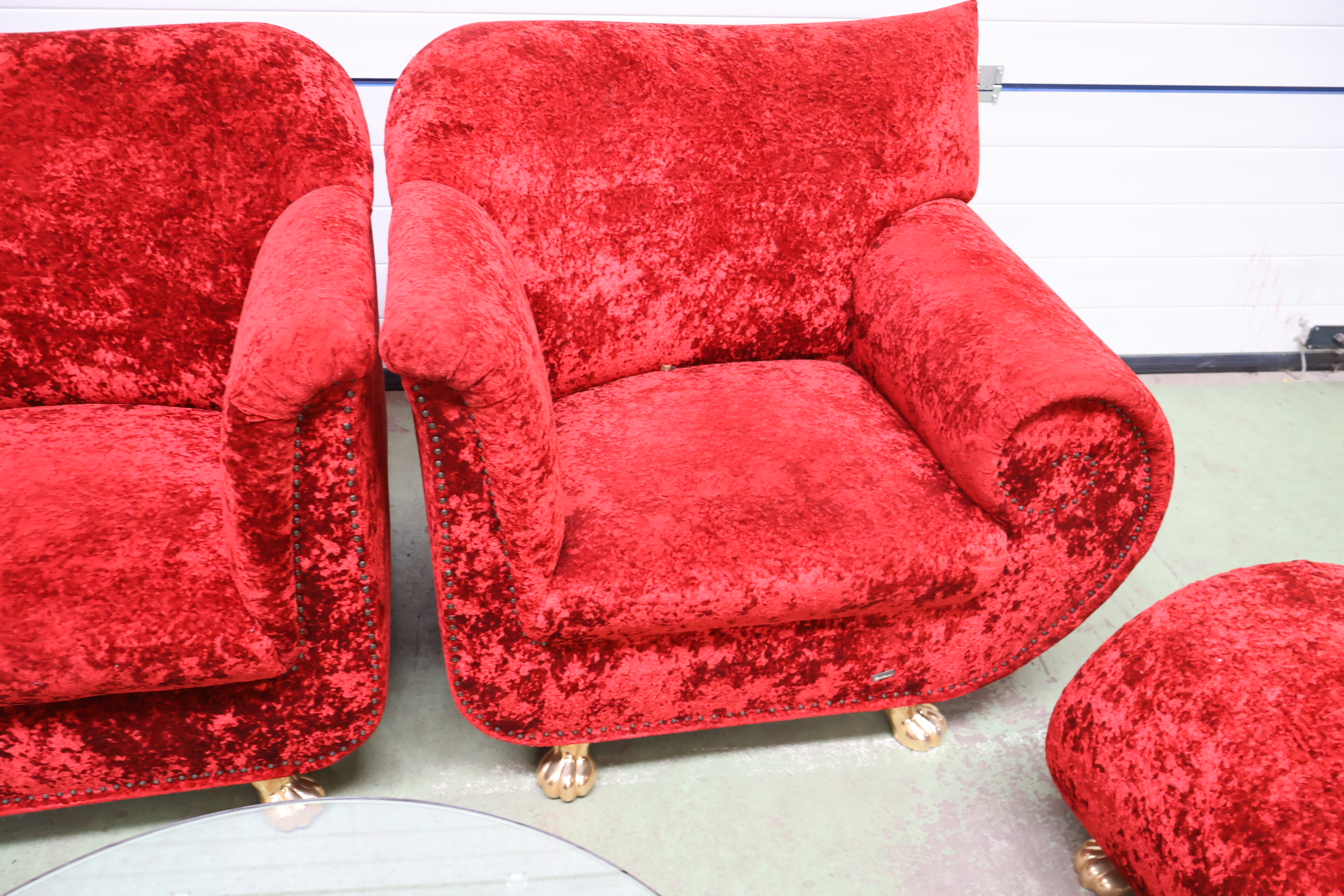 Rood fluwelen salonset met glazen salontafel en poef – foto 8 – kavel bij GSD Auctions, Zoeterwoude