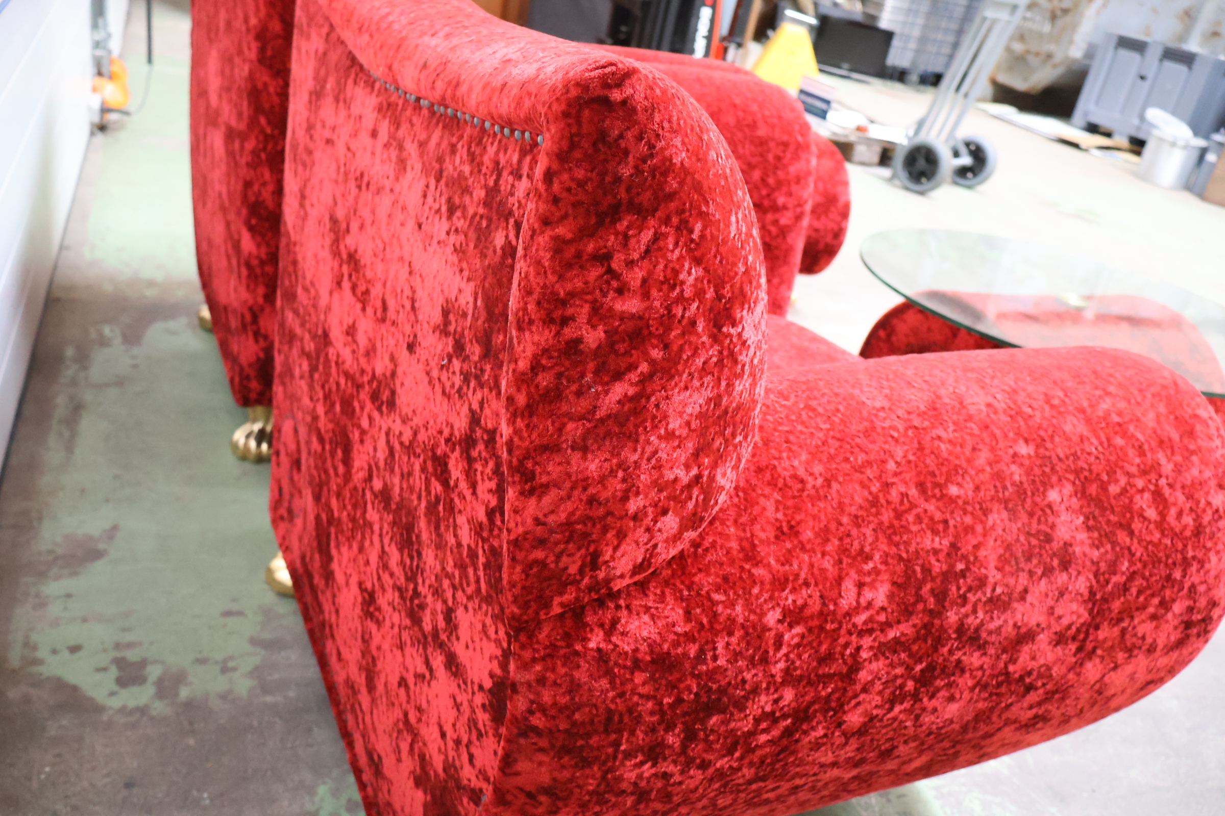 Rood fluwelen salonset met glazen salontafel en poef – foto 9 – kavel bij GSD Auctions, Zoeterwoude