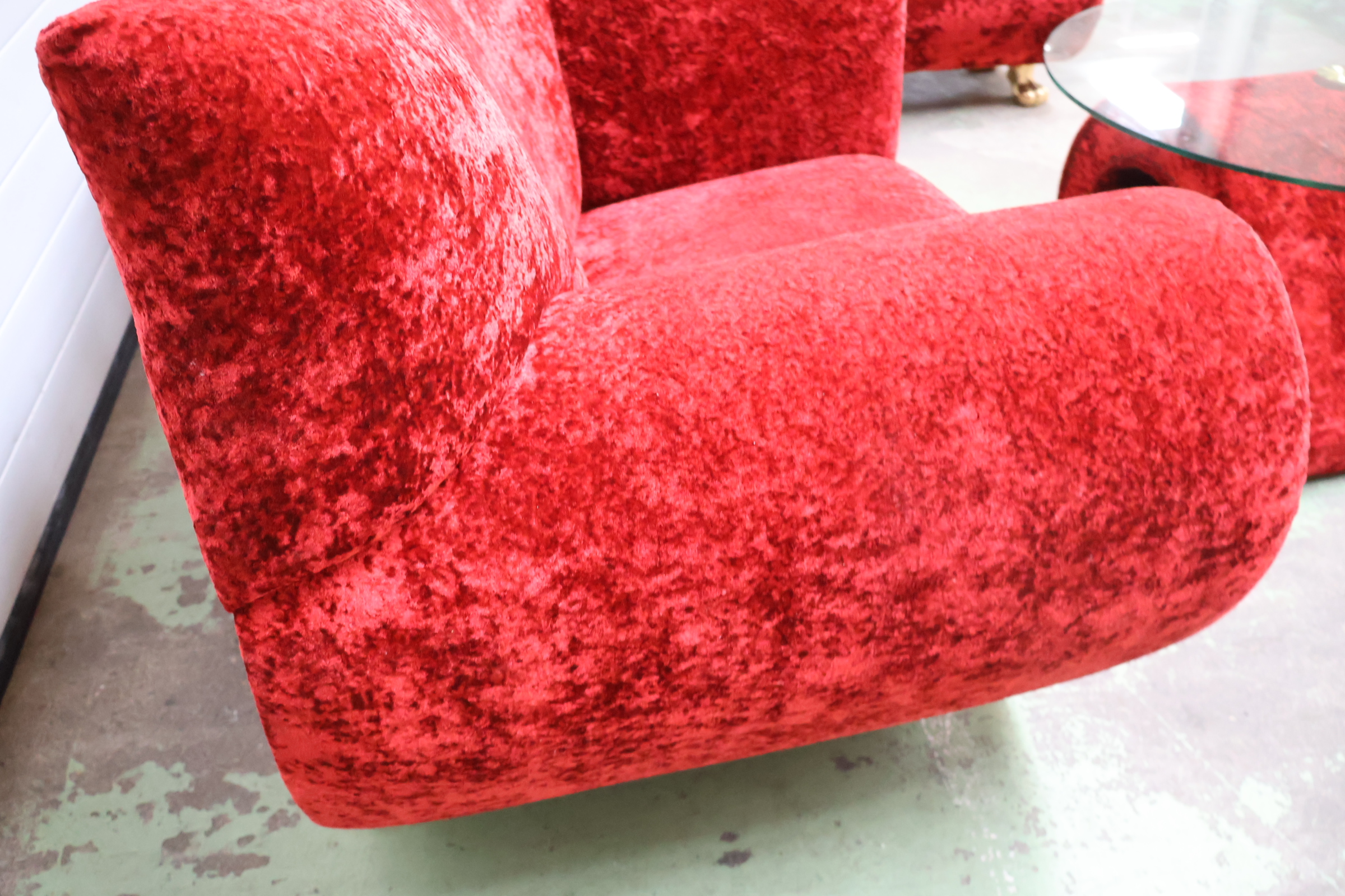 Rood fluwelen salonset met glazen salontafel en poef – foto 10 – kavel bij GSD Auctions, Zoeterwoude