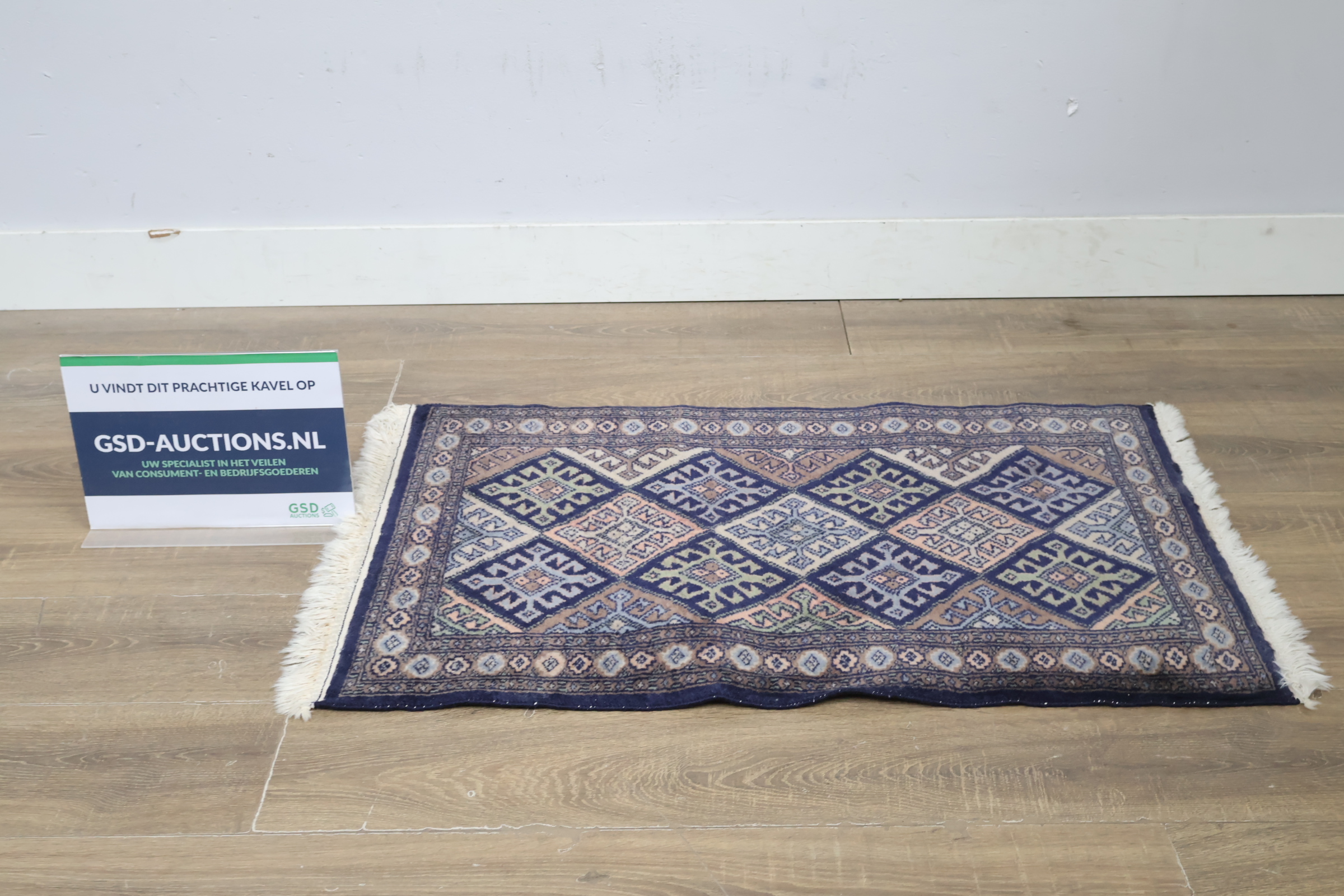 Kleurrijk vloerkleed met geometrisch patroon – kavel bij GSD Auctions, Zoeterwoude
