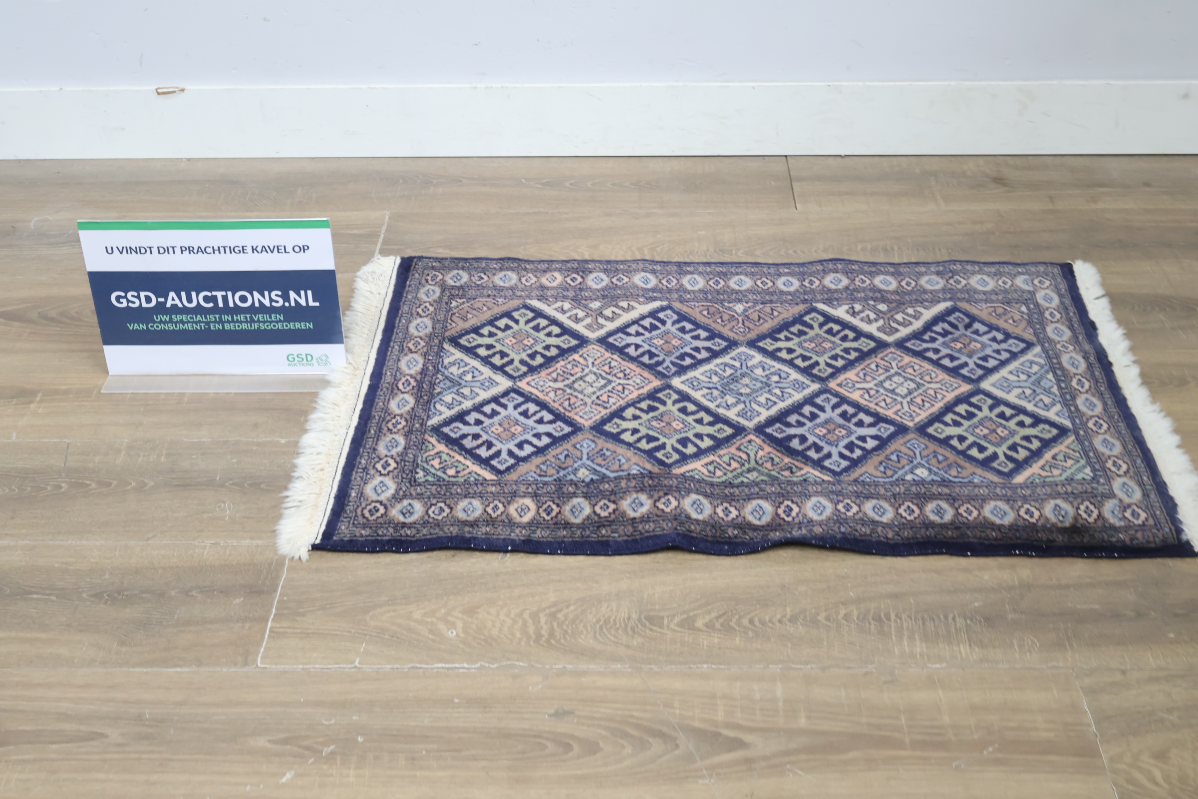 Kleurrijk vloerkleed met geometrisch patroon – foto 2 – kavel bij GSD Auctions, Zoeterwoude