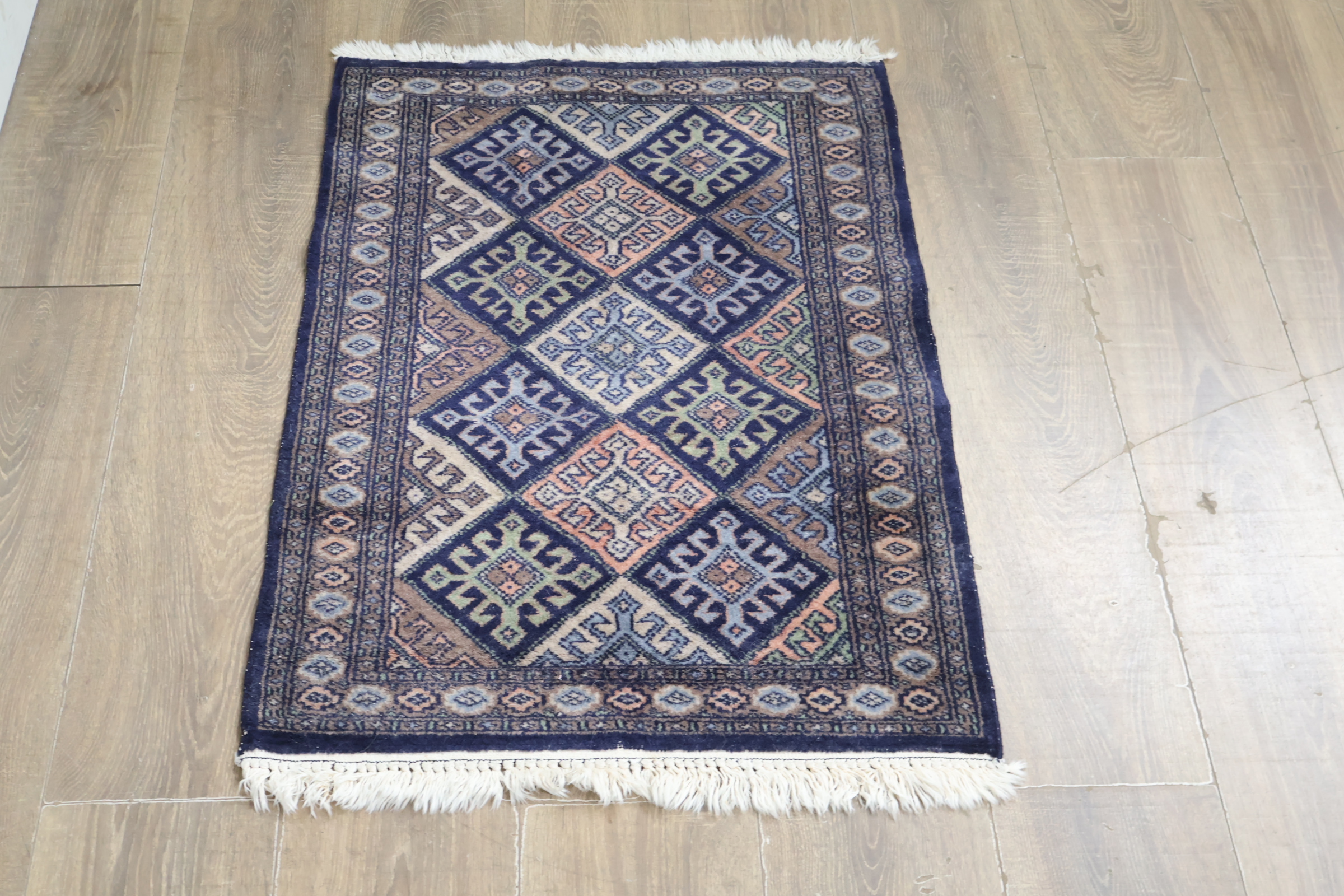 Kleurrijk vloerkleed met geometrisch patroon – foto 3 – kavel bij GSD Auctions, Zoeterwoude
