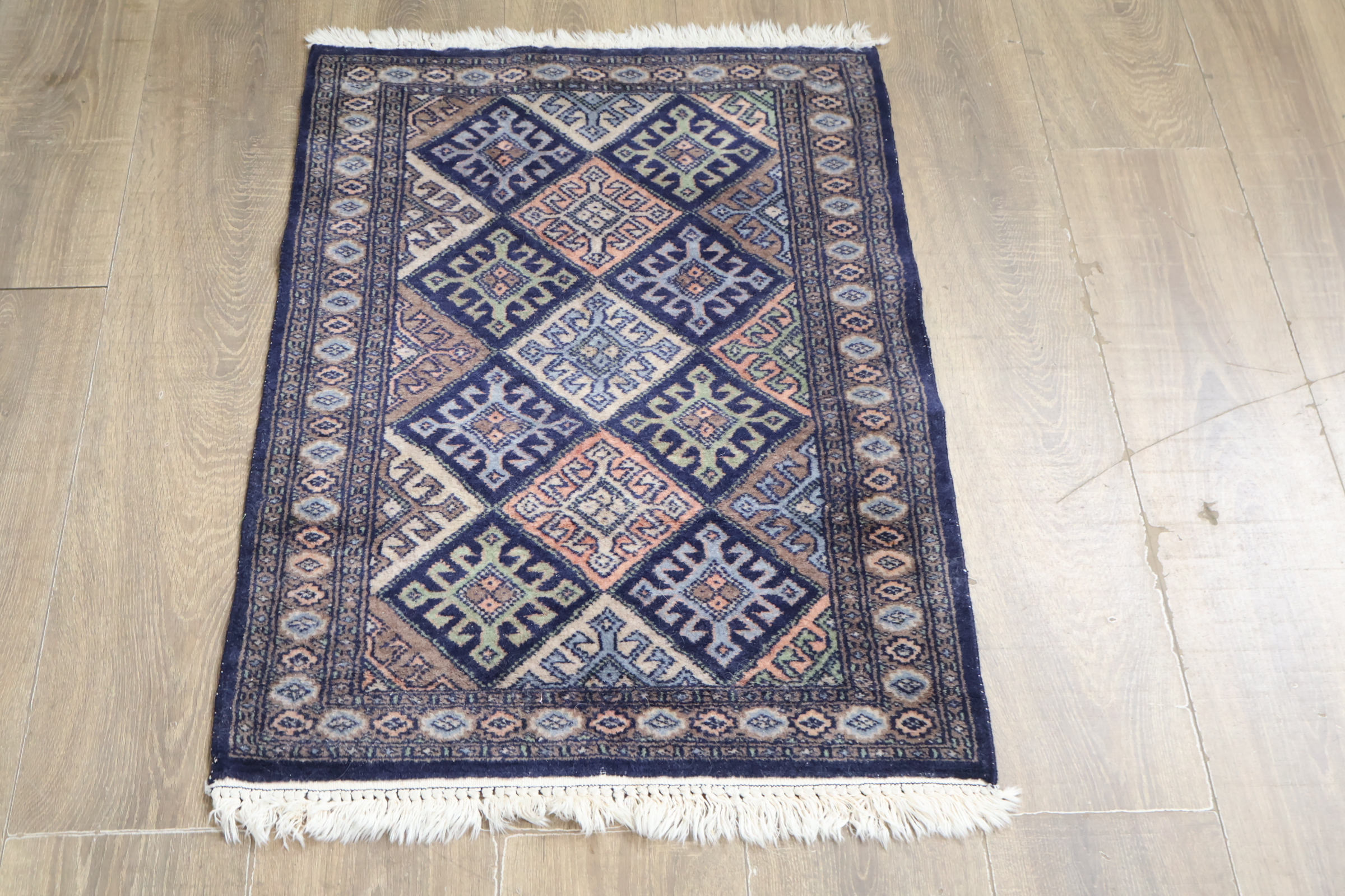 Kleurrijk vloerkleed met geometrisch patroon – foto 4 – kavel bij GSD Auctions, Zoeterwoude