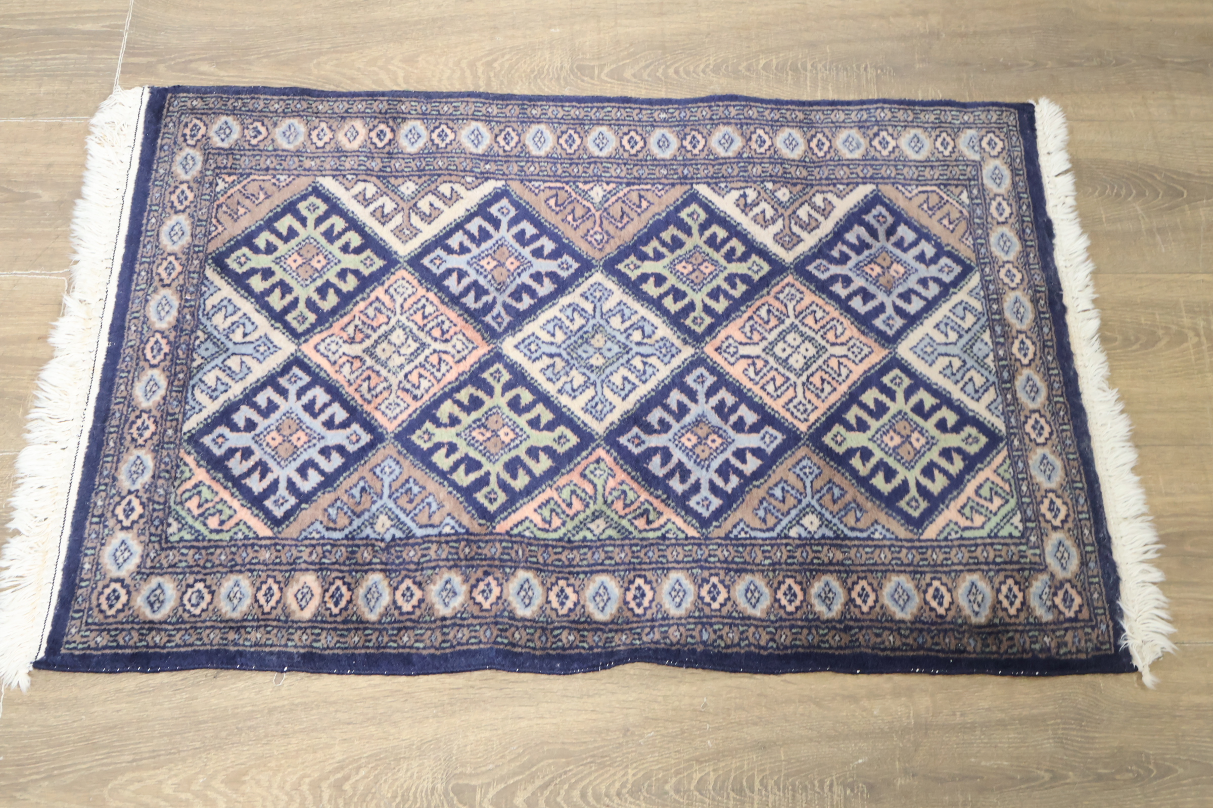 Kleurrijk vloerkleed met geometrisch patroon – foto 5 – kavel bij GSD Auctions, Zoeterwoude