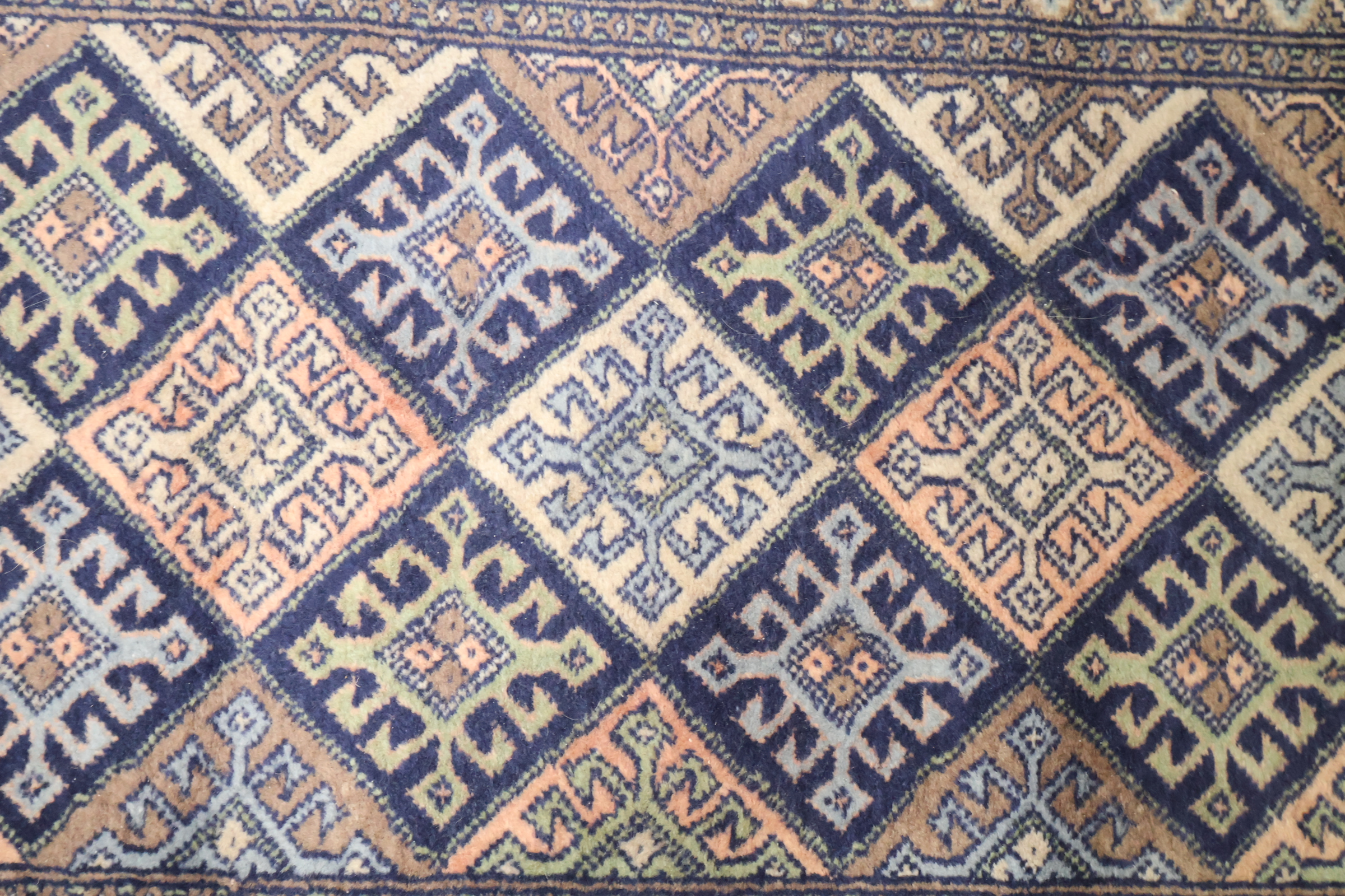 Kleurrijk vloerkleed met geometrisch patroon – foto 6 – kavel bij GSD Auctions, Zoeterwoude