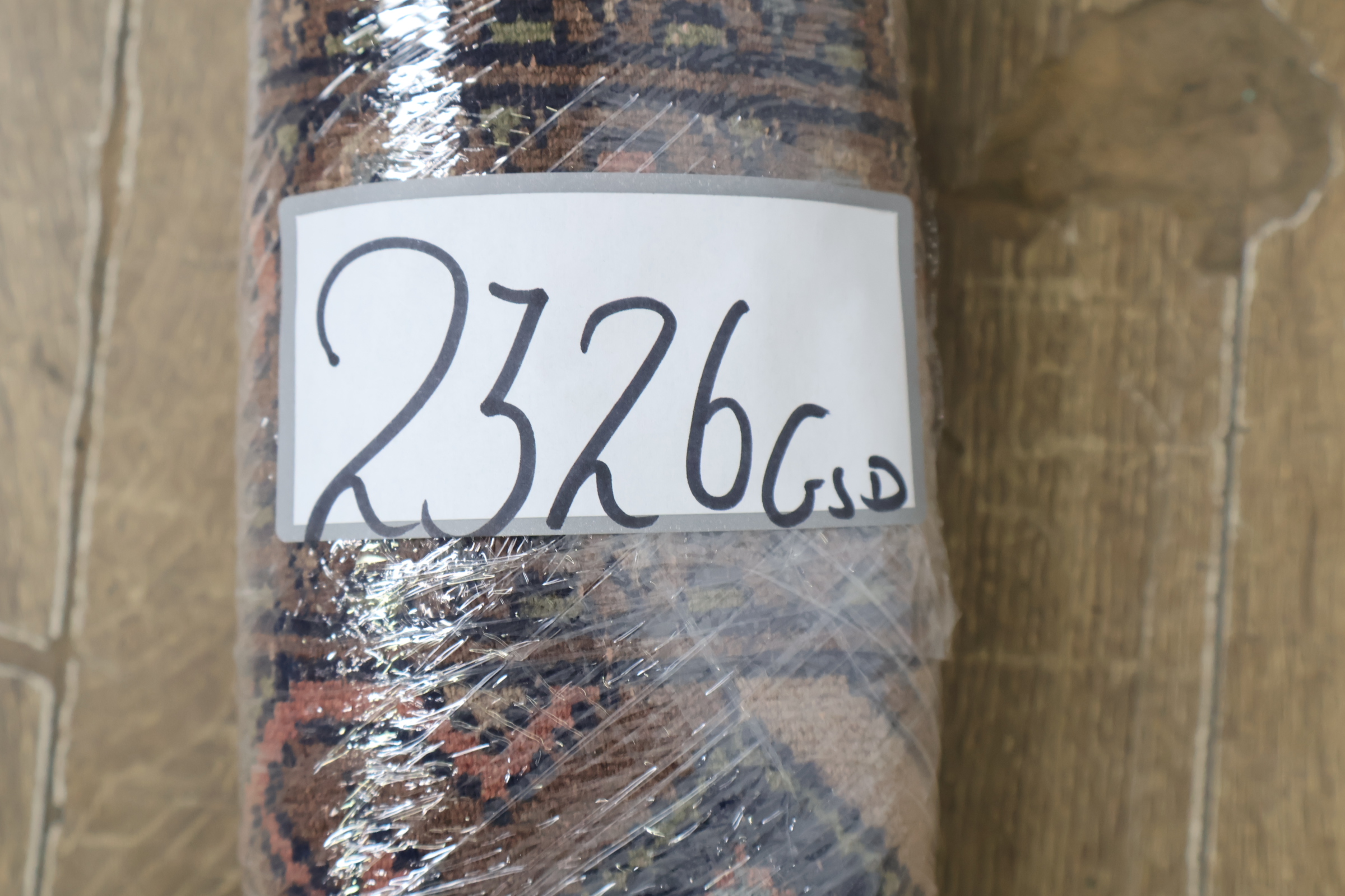 Kleurrijk vloerkleed met geometrisch patroon – foto 10 – kavel bij GSD Auctions, Zoeterwoude