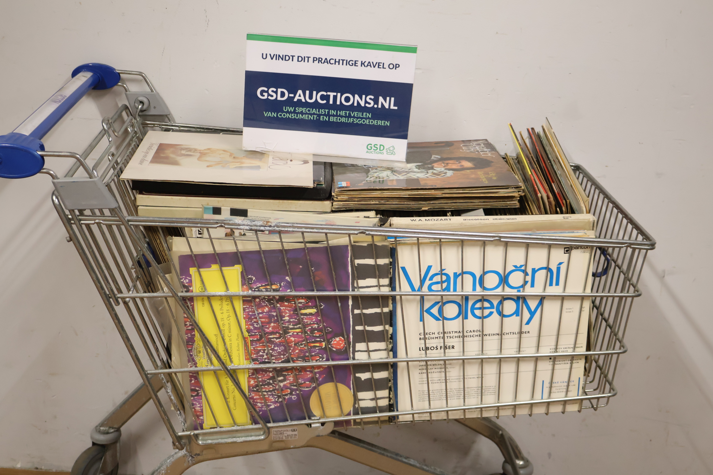 Assortiment vinyl platen in boodschappenwagentje – foto 2 – kavel bij GSD Auctions, Zoeterwoude