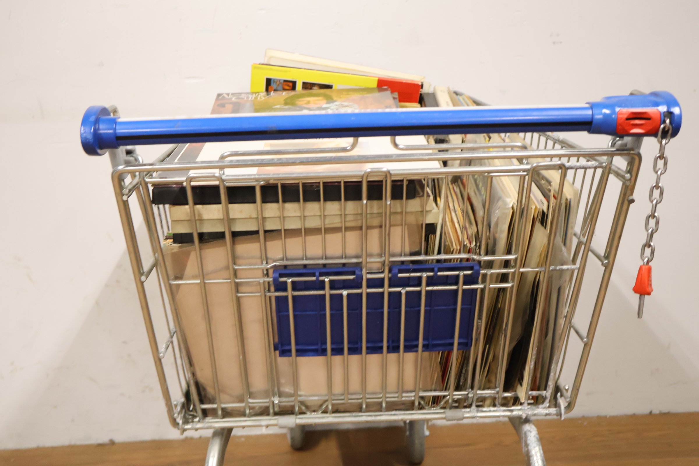 Assortiment vinyl platen in boodschappenwagentje – foto 3 – kavel bij GSD Auctions, Zoeterwoude