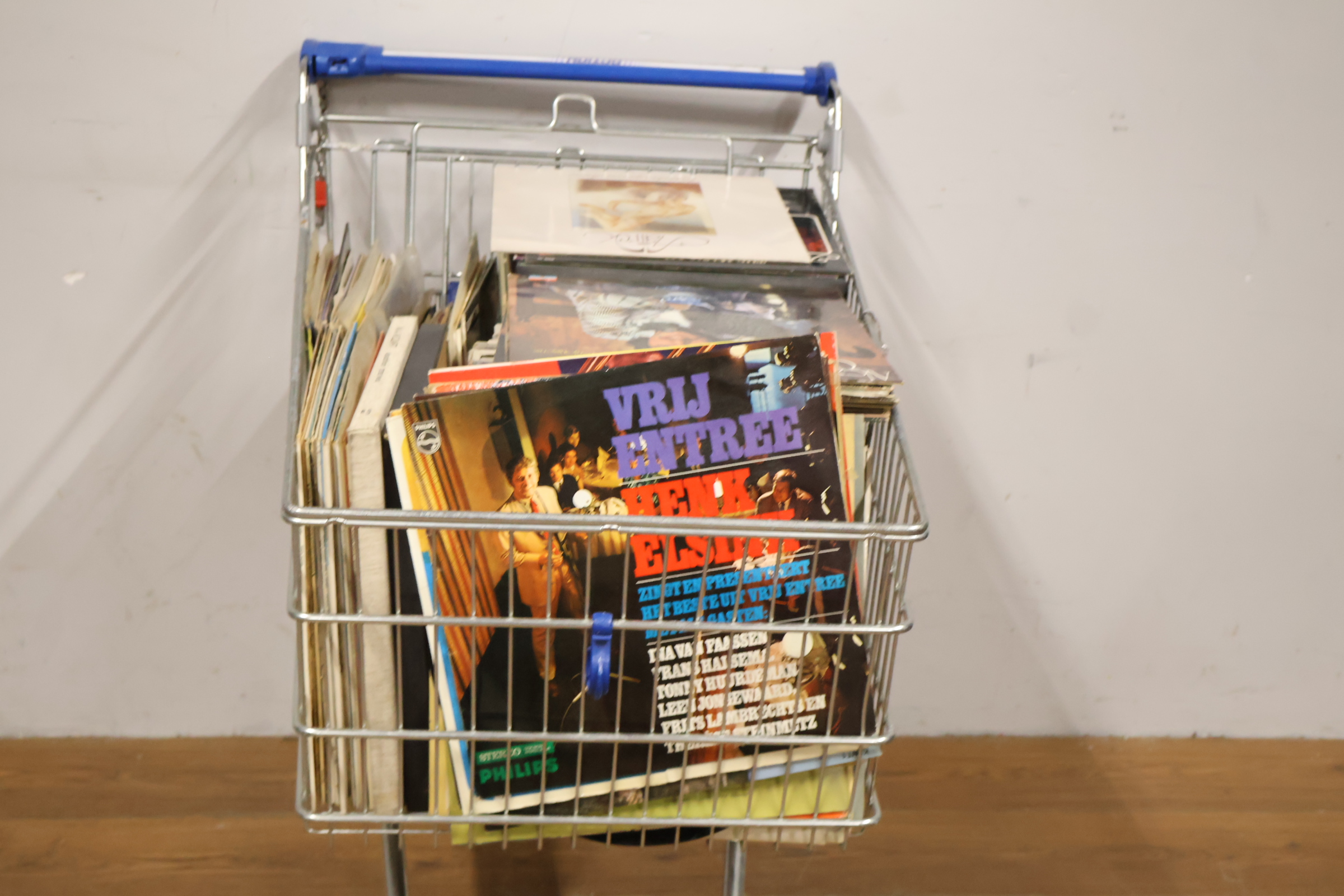 Assortiment vinyl platen in boodschappenwagentje – foto 7 – kavel bij GSD Auctions, Zoeterwoude