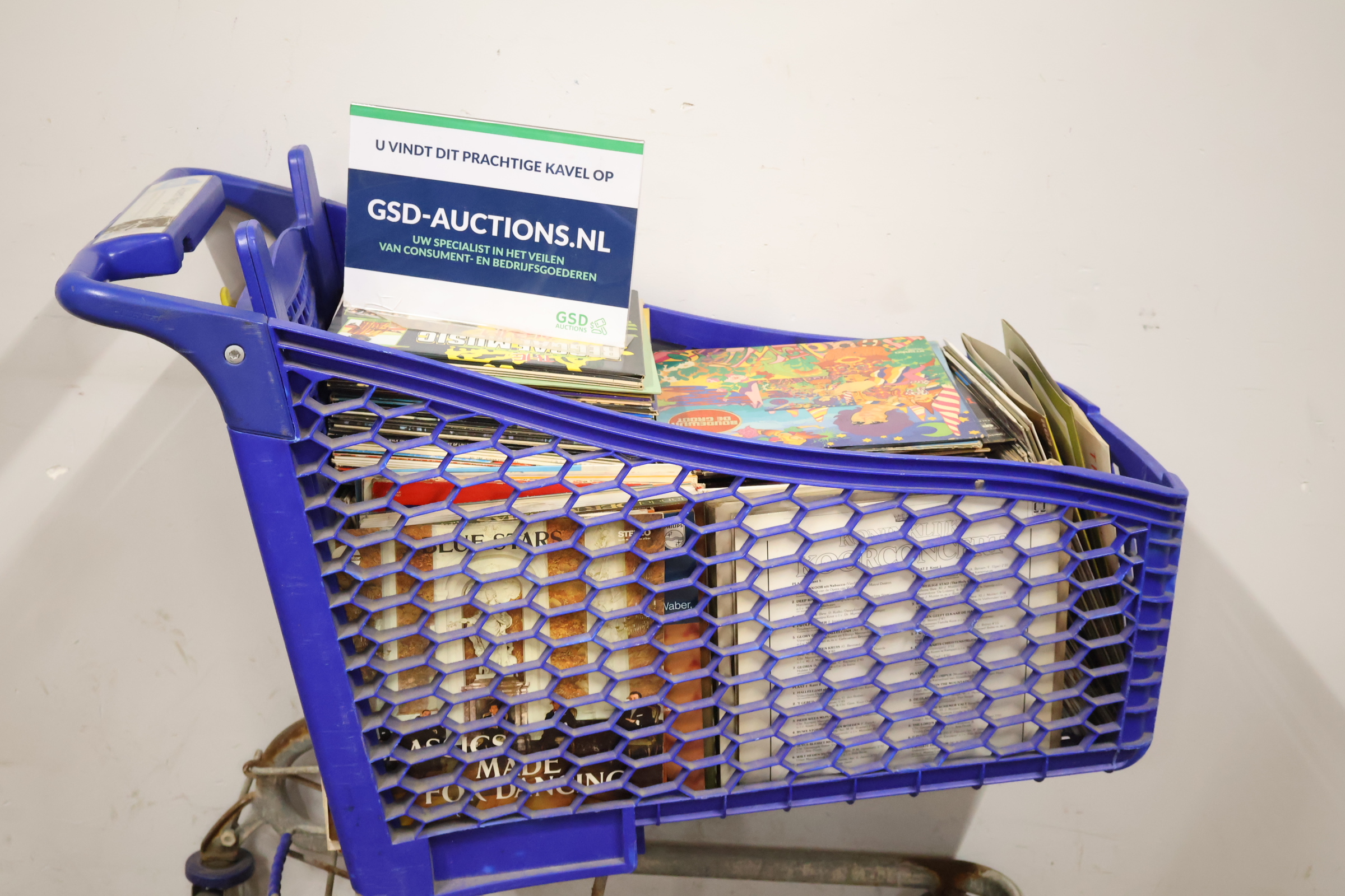 Diverse vinylplaten in blauwe winkelwagen – kavel bij GSD Auctions, Zoeterwoude
