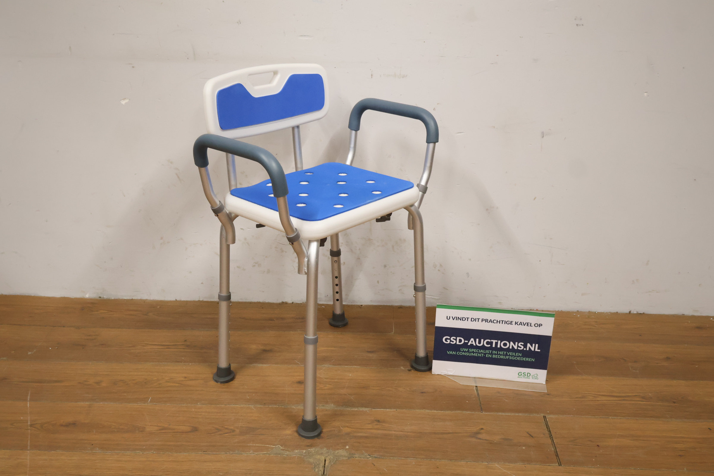 Douchestoel met blauwe zit- en rugleuning – kavel bij GSD Auctions, Zoeterwoude