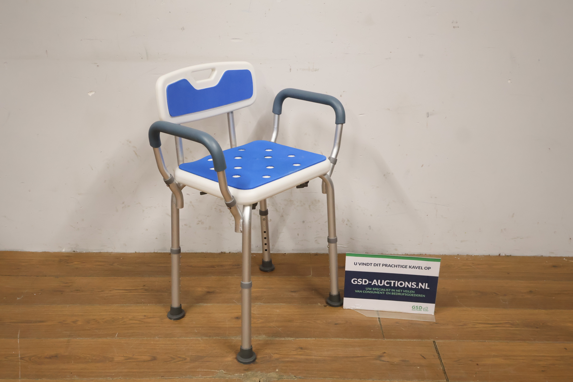 Douchestoel met blauwe zit- en rugleuning – foto 2 – kavel bij GSD Auctions, Zoeterwoude
