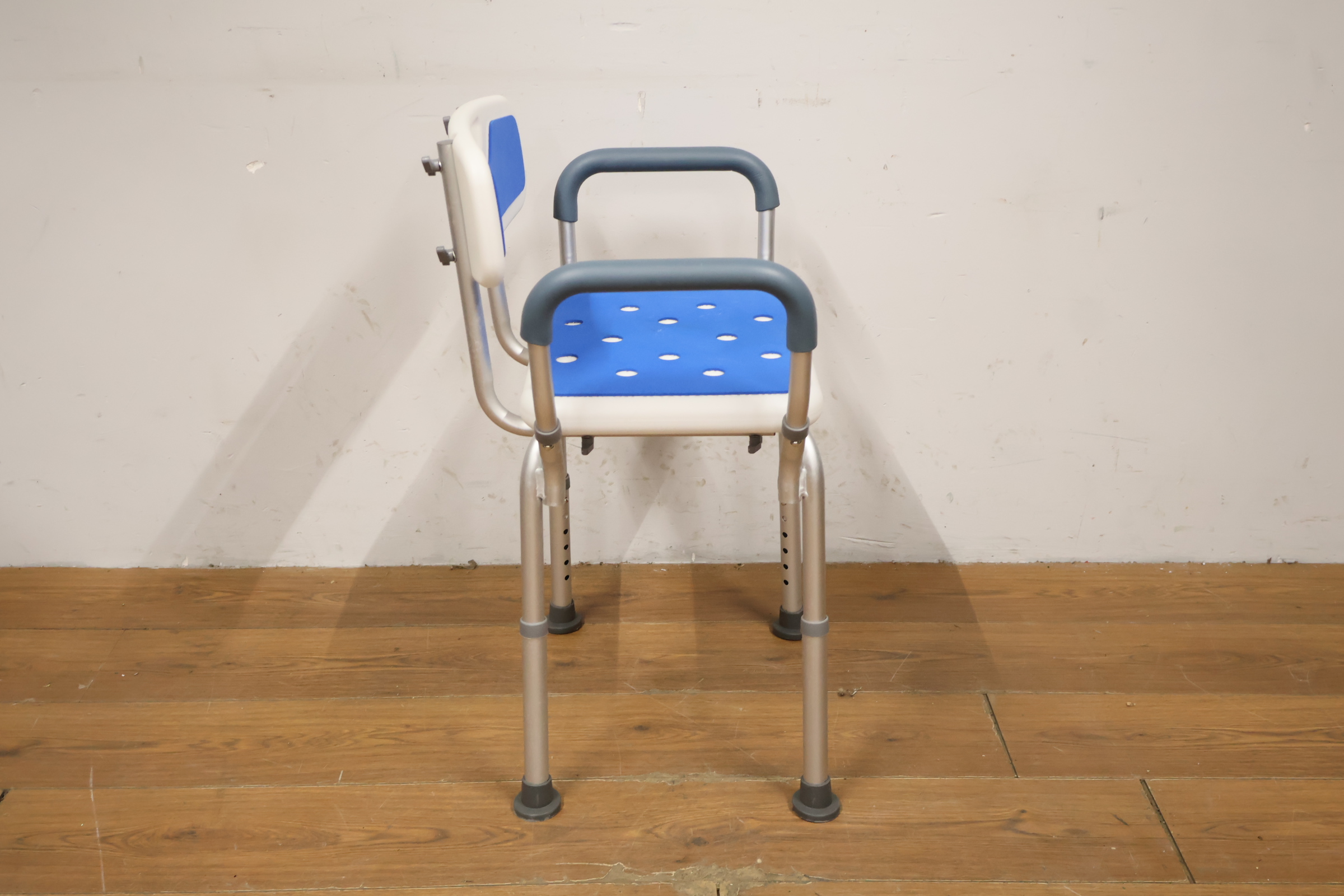 Douchestoel met blauwe zit- en rugleuning – foto 3 – kavel bij GSD Auctions, Zoeterwoude