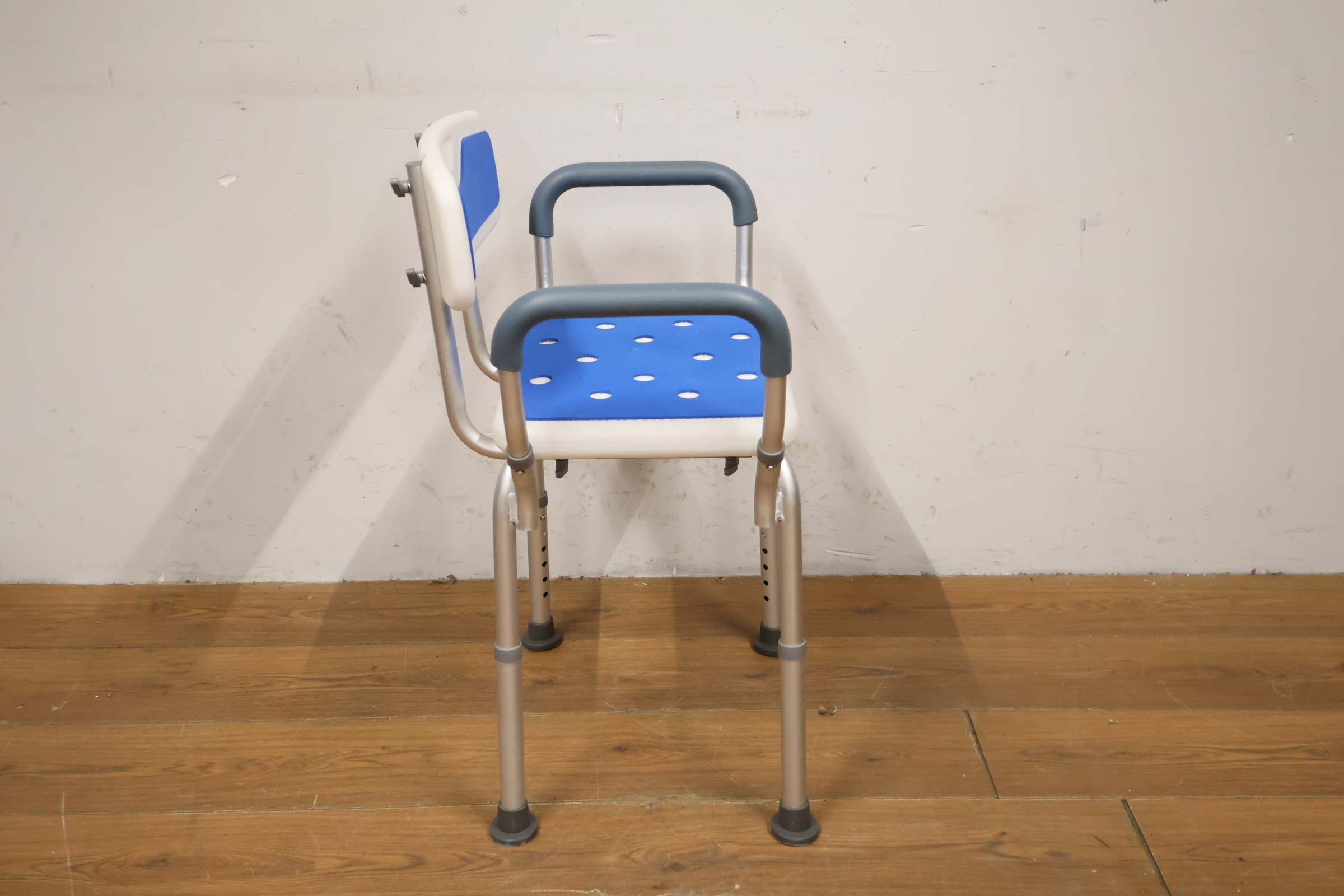 Douchestoel met blauwe zit- en rugleuning – foto 4 – kavel bij GSD Auctions, Zoeterwoude
