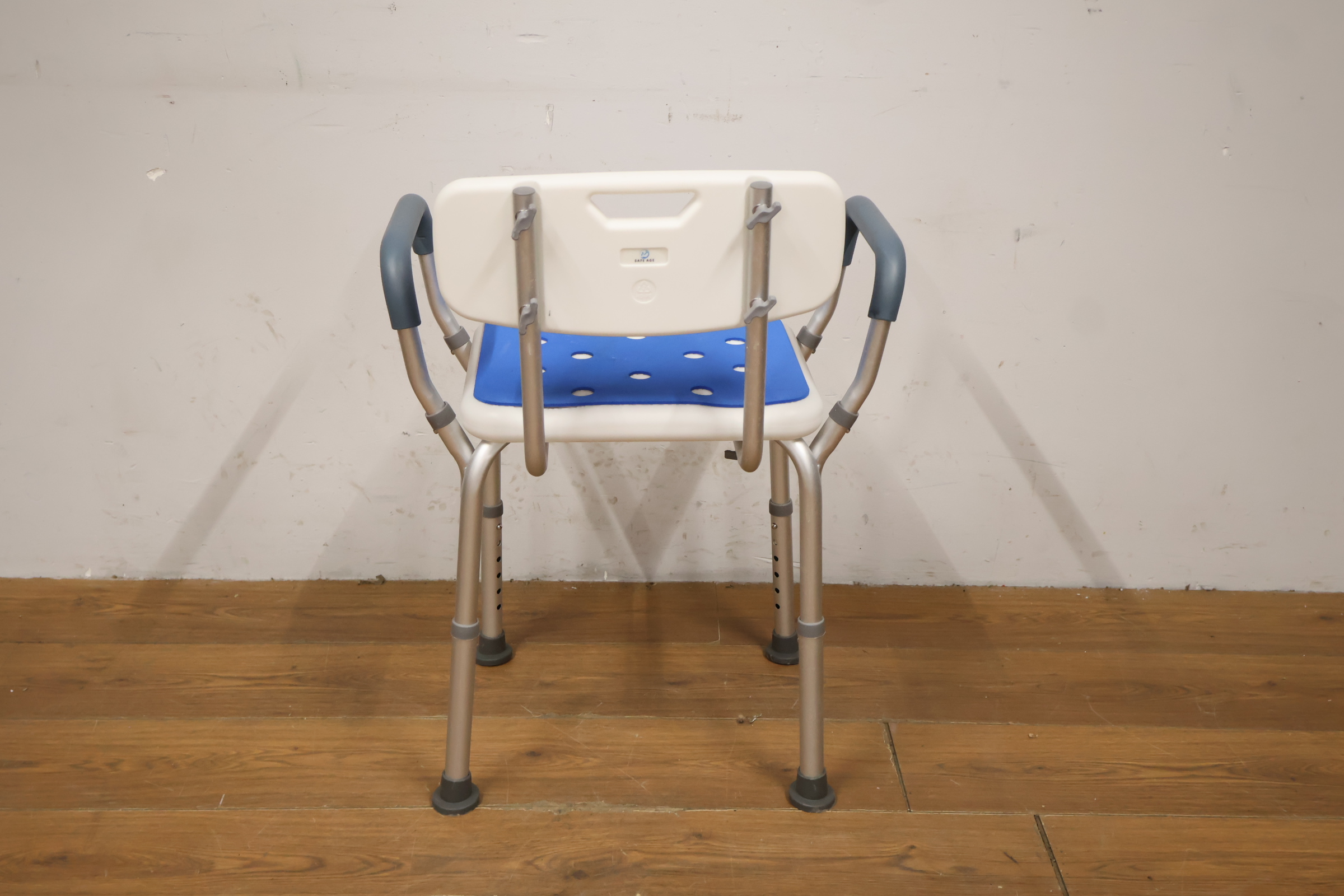 Douchestoel met blauwe zit- en rugleuning – foto 5 – kavel bij GSD Auctions, Zoeterwoude