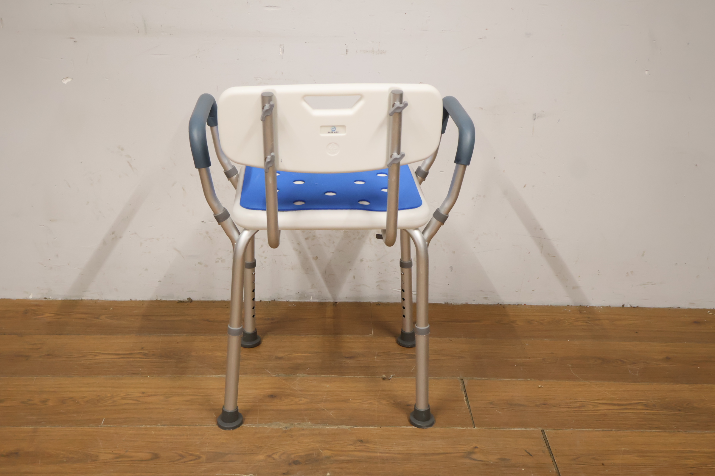 Douchestoel met blauwe zit- en rugleuning – foto 6 – kavel bij GSD Auctions, Zoeterwoude