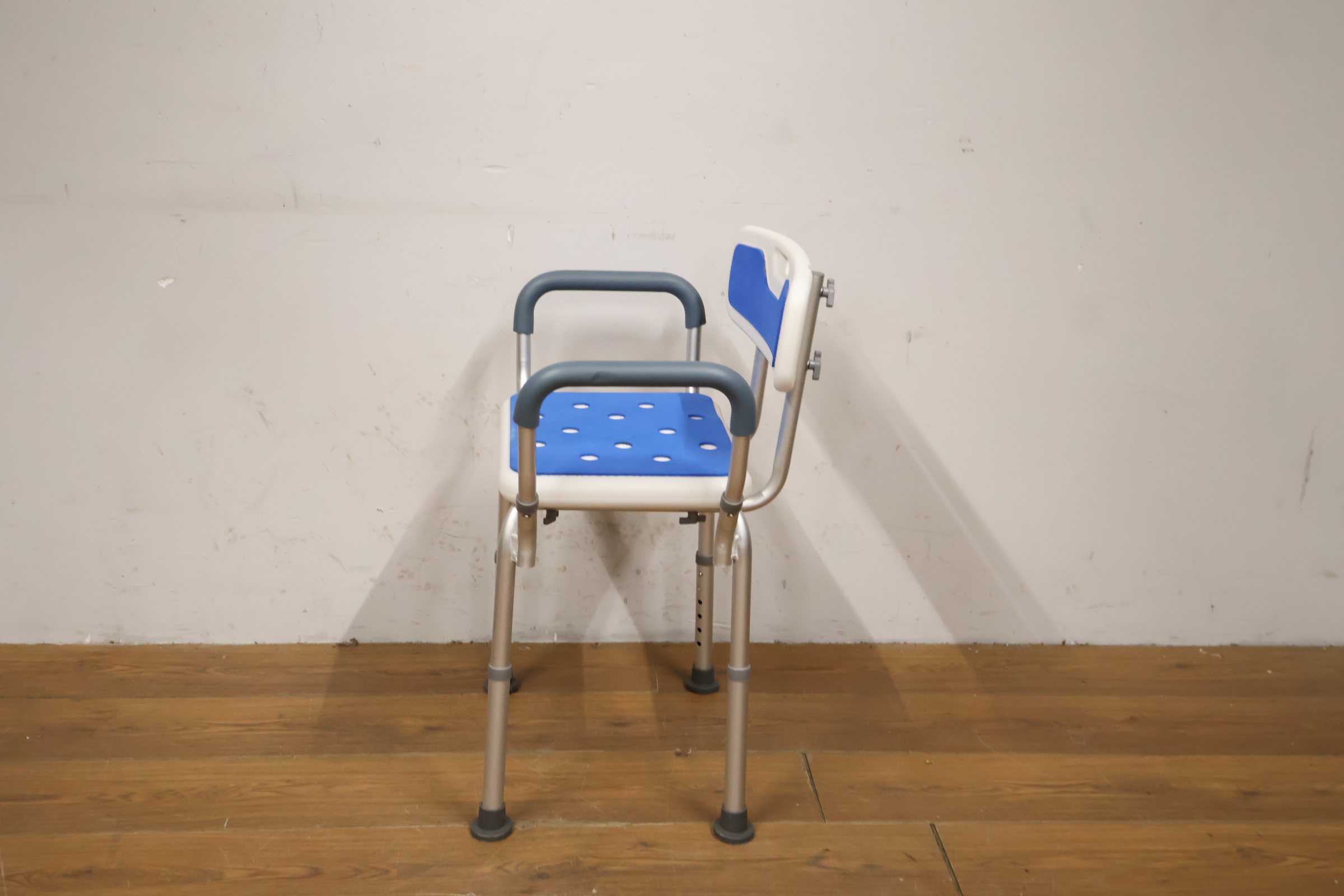 Douchestoel met blauwe zit- en rugleuning – foto 7 – kavel bij GSD Auctions, Zoeterwoude