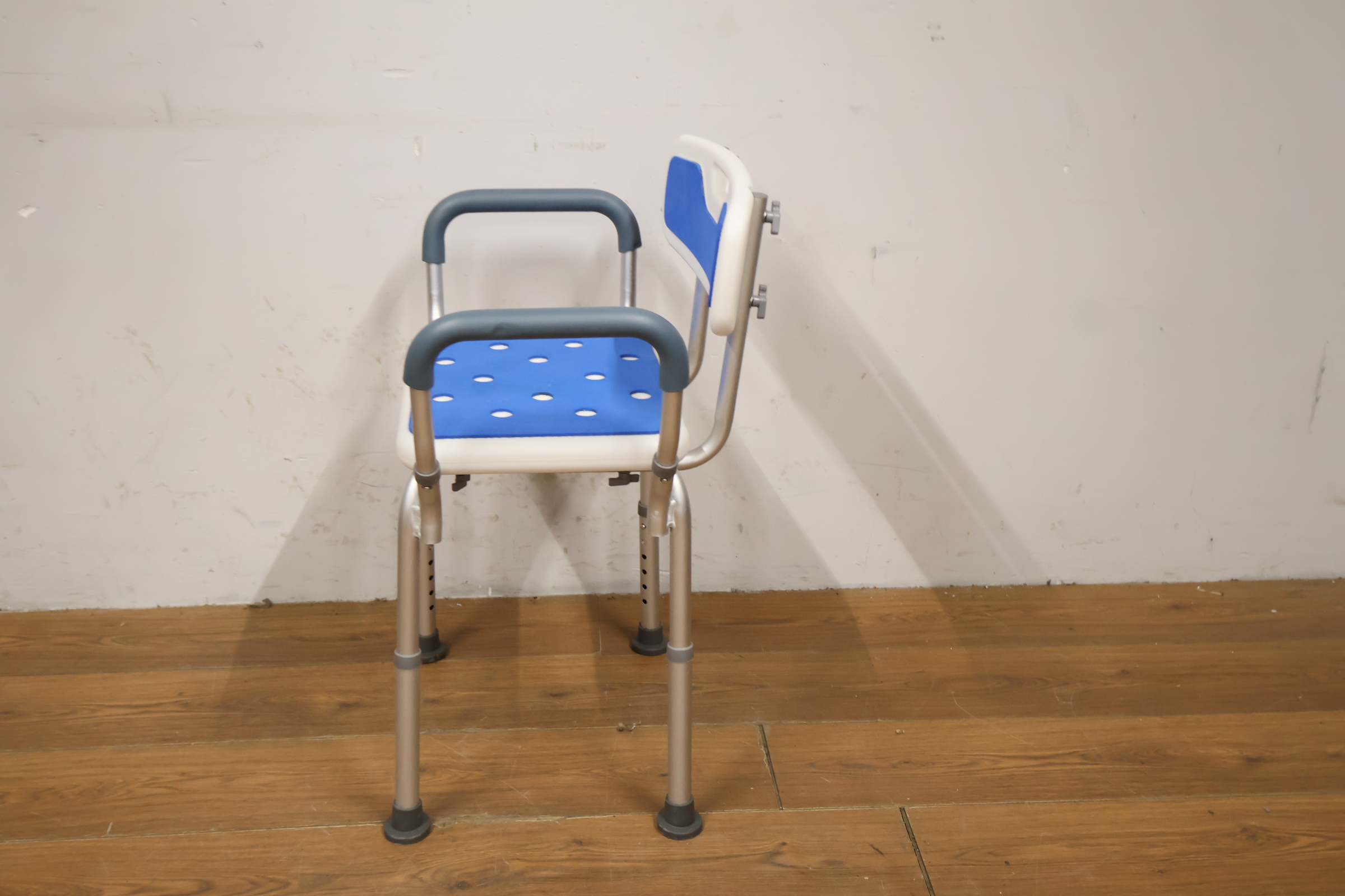 Douchestoel met blauwe zit- en rugleuning – foto 8 – kavel bij GSD Auctions, Zoeterwoude