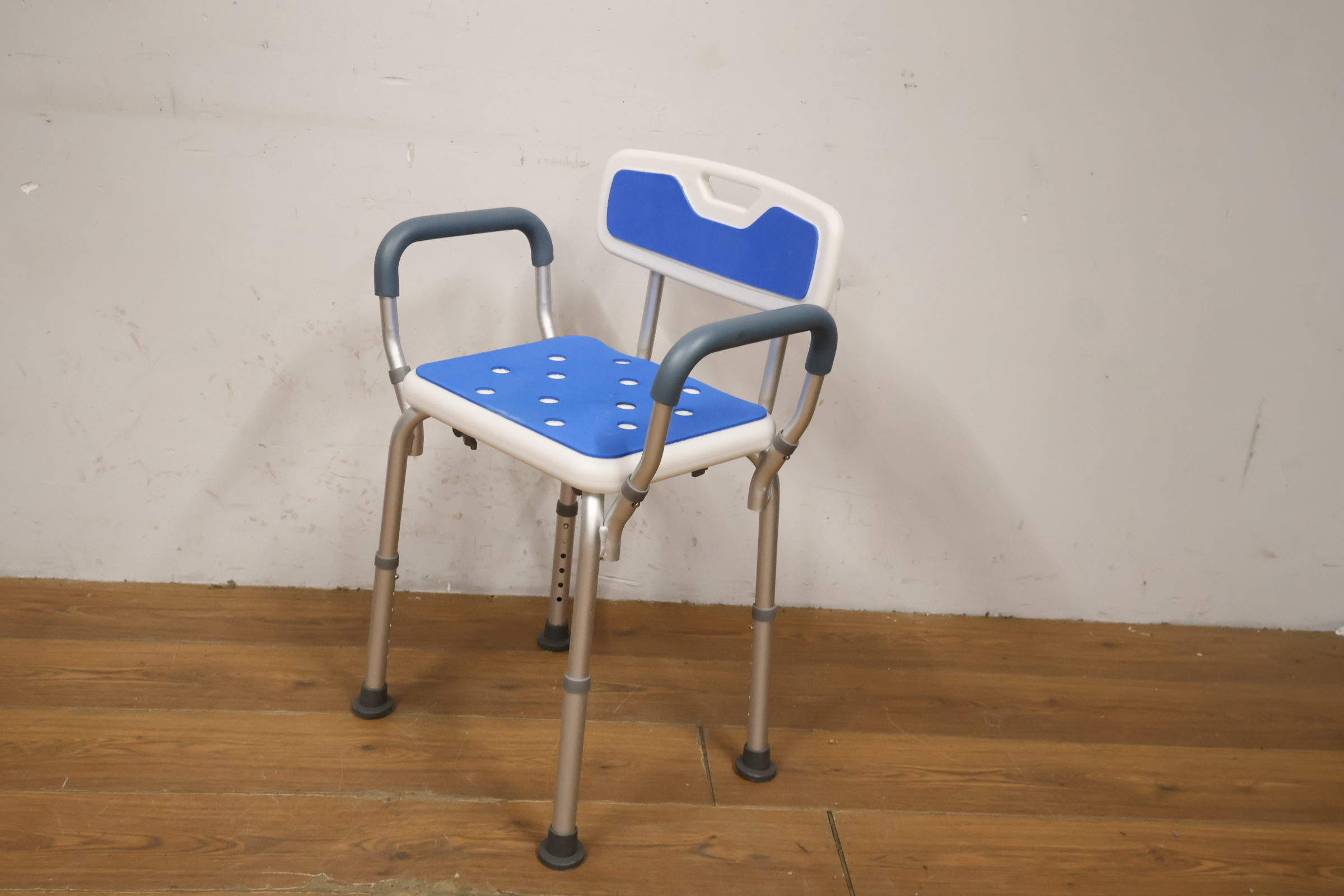 Douchestoel met blauwe zit- en rugleuning – foto 9 – kavel bij GSD Auctions, Zoeterwoude