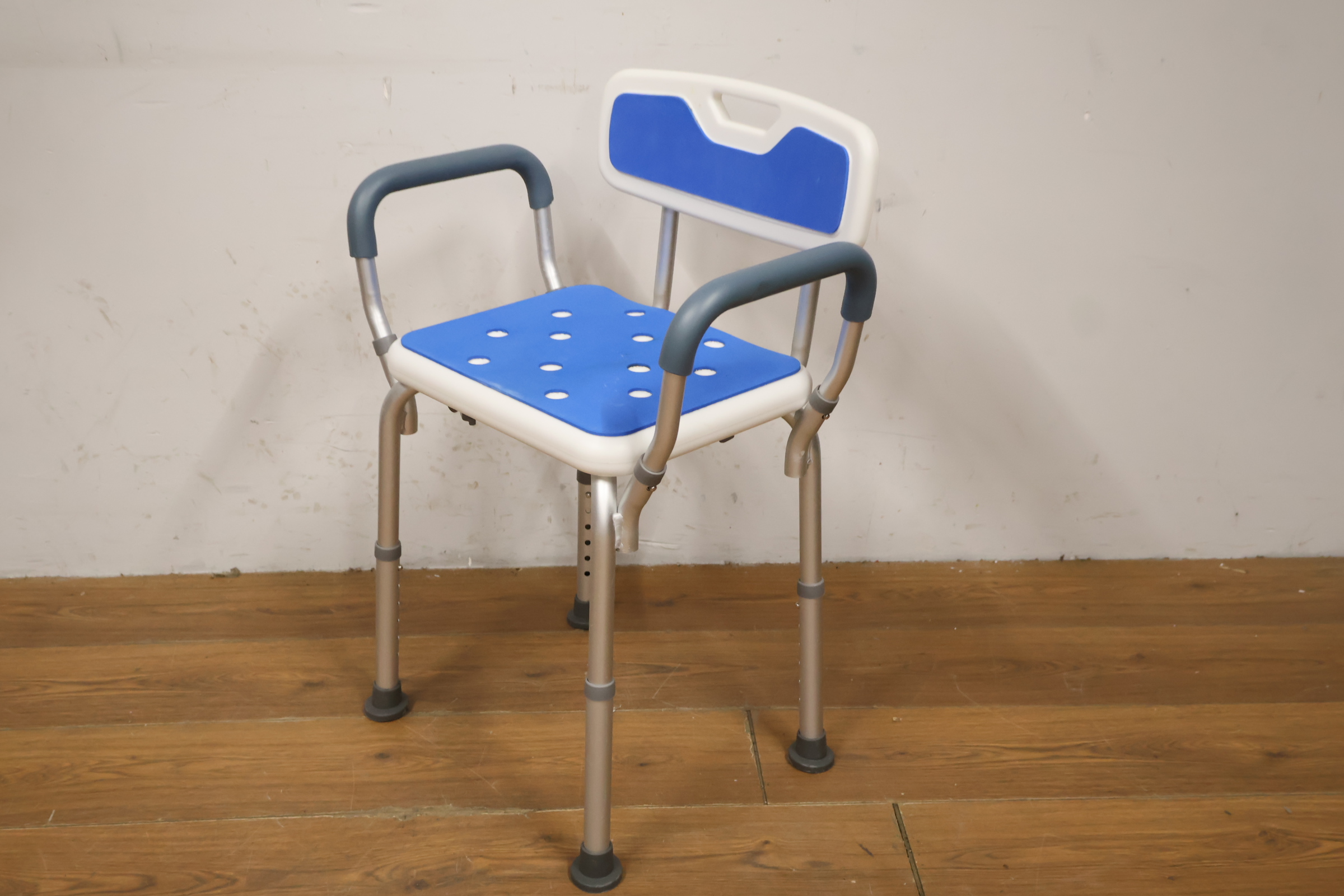 Douchestoel met blauwe zit- en rugleuning – foto 10 – kavel bij GSD Auctions, Zoeterwoude