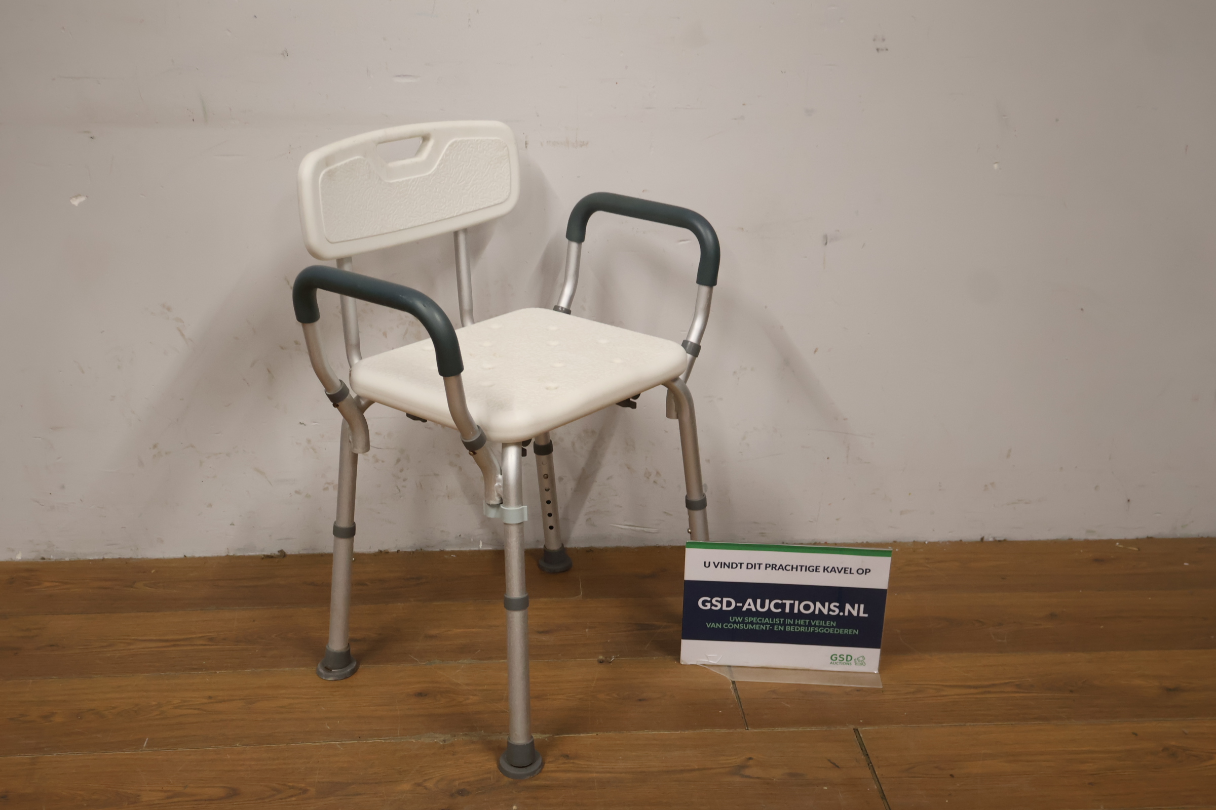Witte douche kruk met rugleuning en armleuningen – foto 2 – kavel bij GSD Auctions, Zoeterwoude