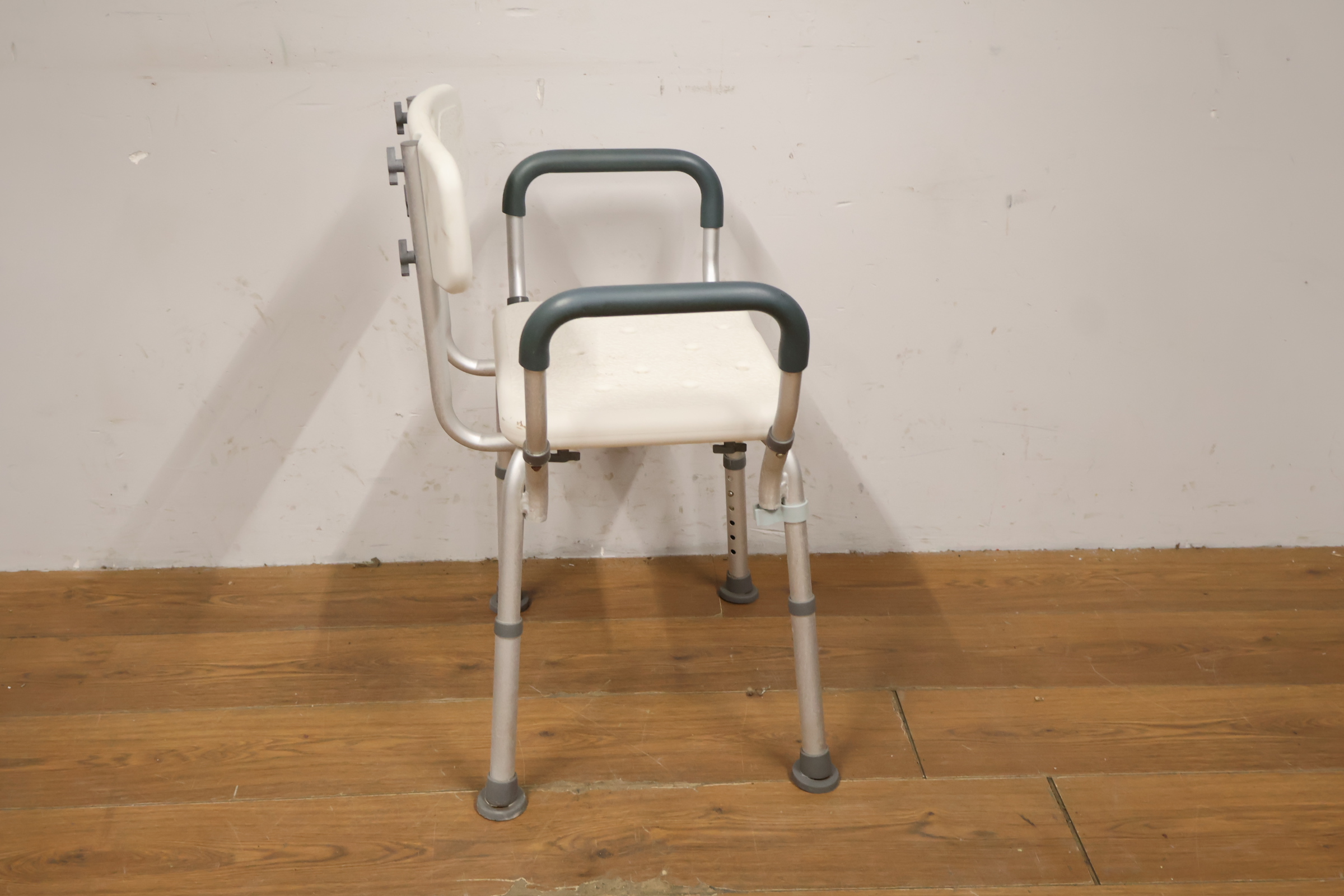 Witte douche kruk met rugleuning en armleuningen – foto 3 – kavel bij GSD Auctions, Zoeterwoude
