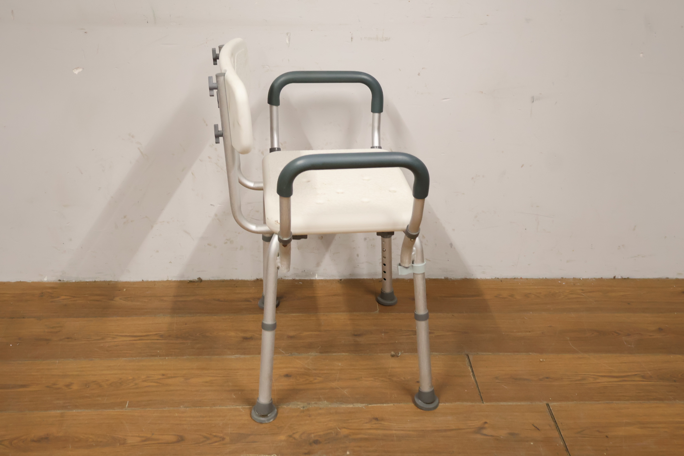 Witte douche kruk met rugleuning en armleuningen – foto 4 – kavel bij GSD Auctions, Zoeterwoude