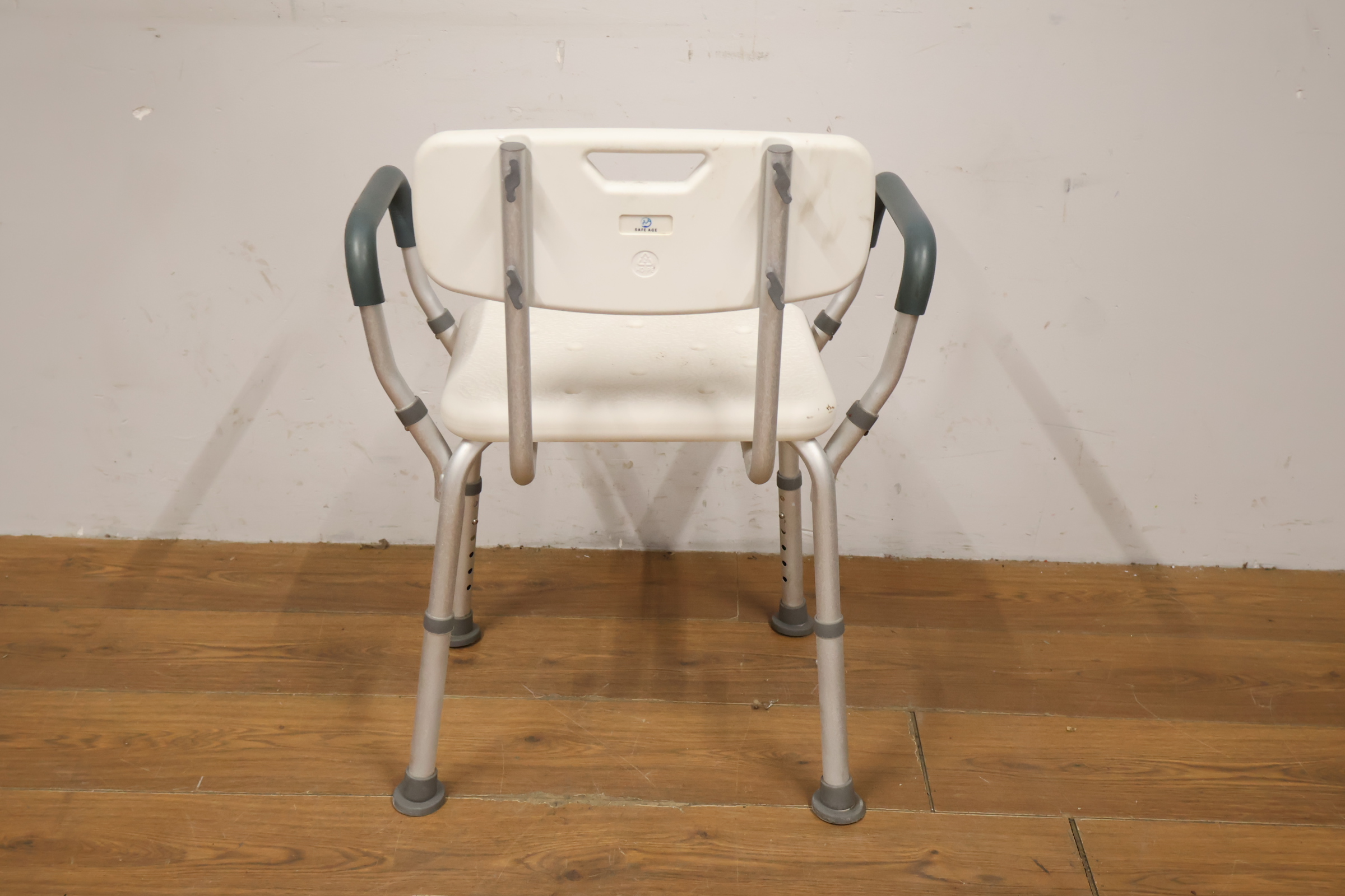 Witte douche kruk met rugleuning en armleuningen – foto 5 – kavel bij GSD Auctions, Zoeterwoude