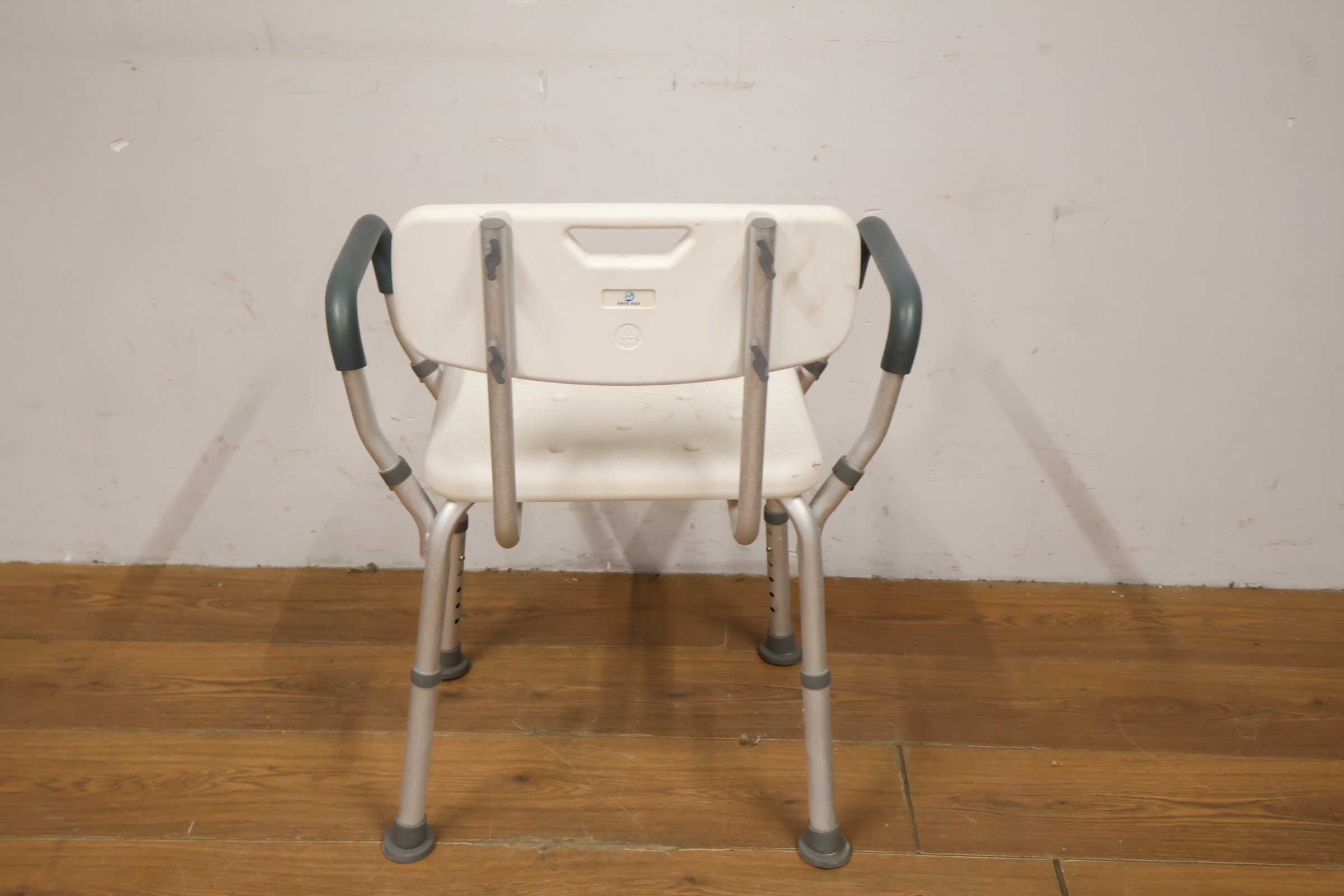 Witte douche kruk met rugleuning en armleuningen – foto 6 – kavel bij GSD Auctions, Zoeterwoude