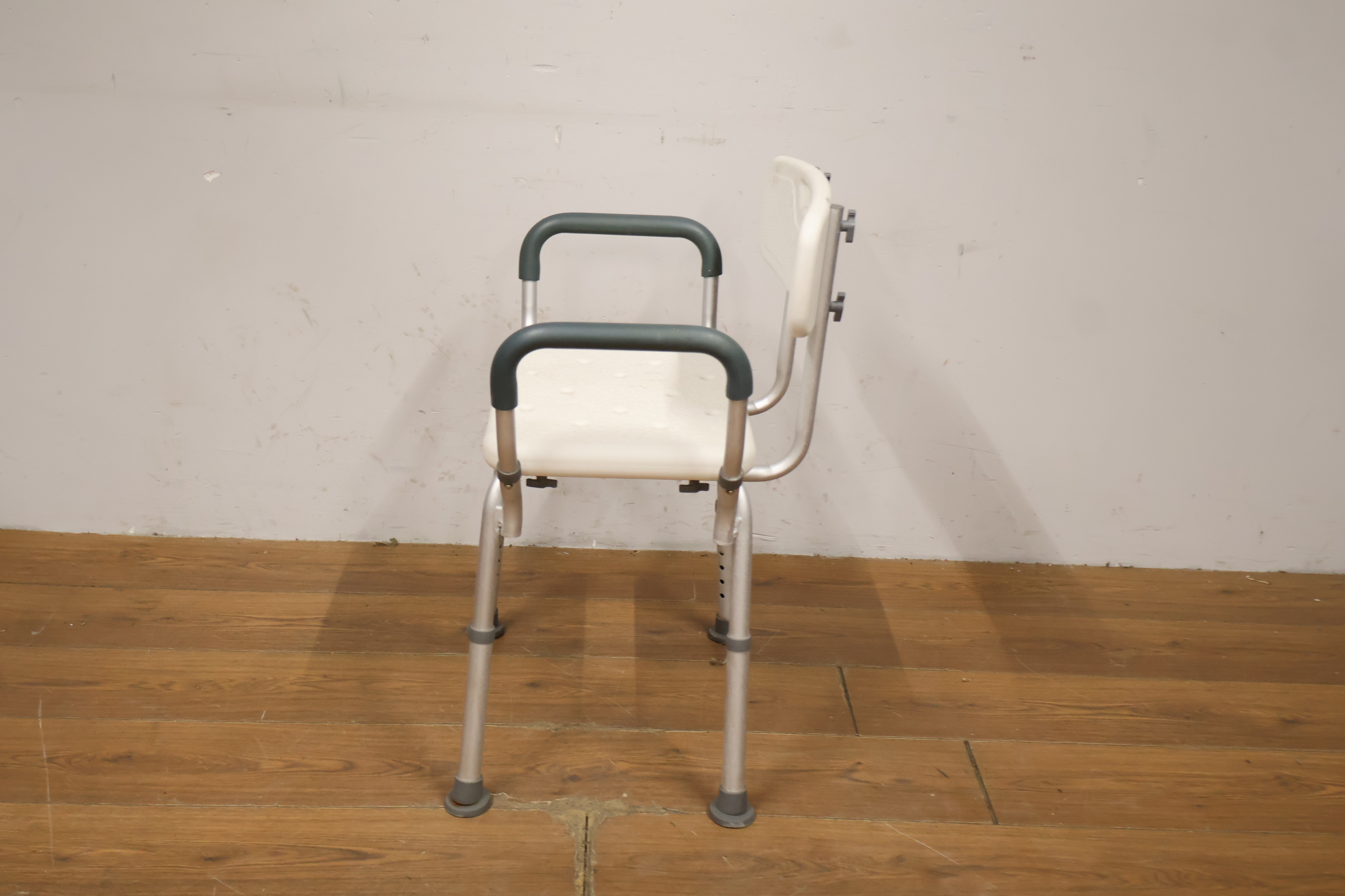 Witte douche kruk met rugleuning en armleuningen – foto 7 – kavel bij GSD Auctions, Zoeterwoude