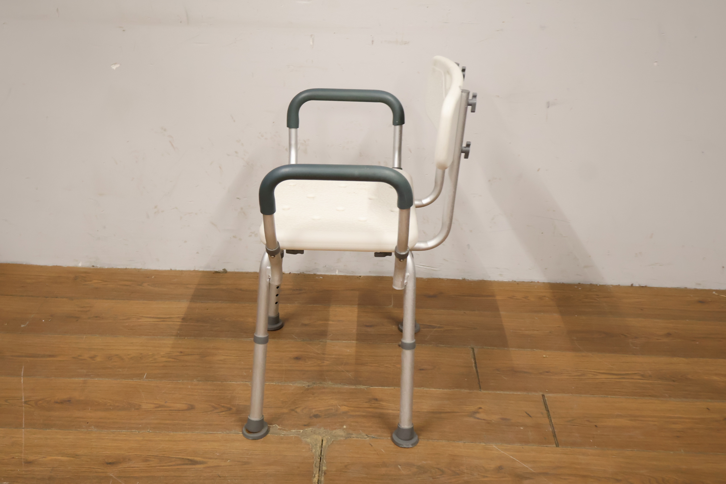Witte douche kruk met rugleuning en armleuningen – foto 8 – kavel bij GSD Auctions, Zoeterwoude