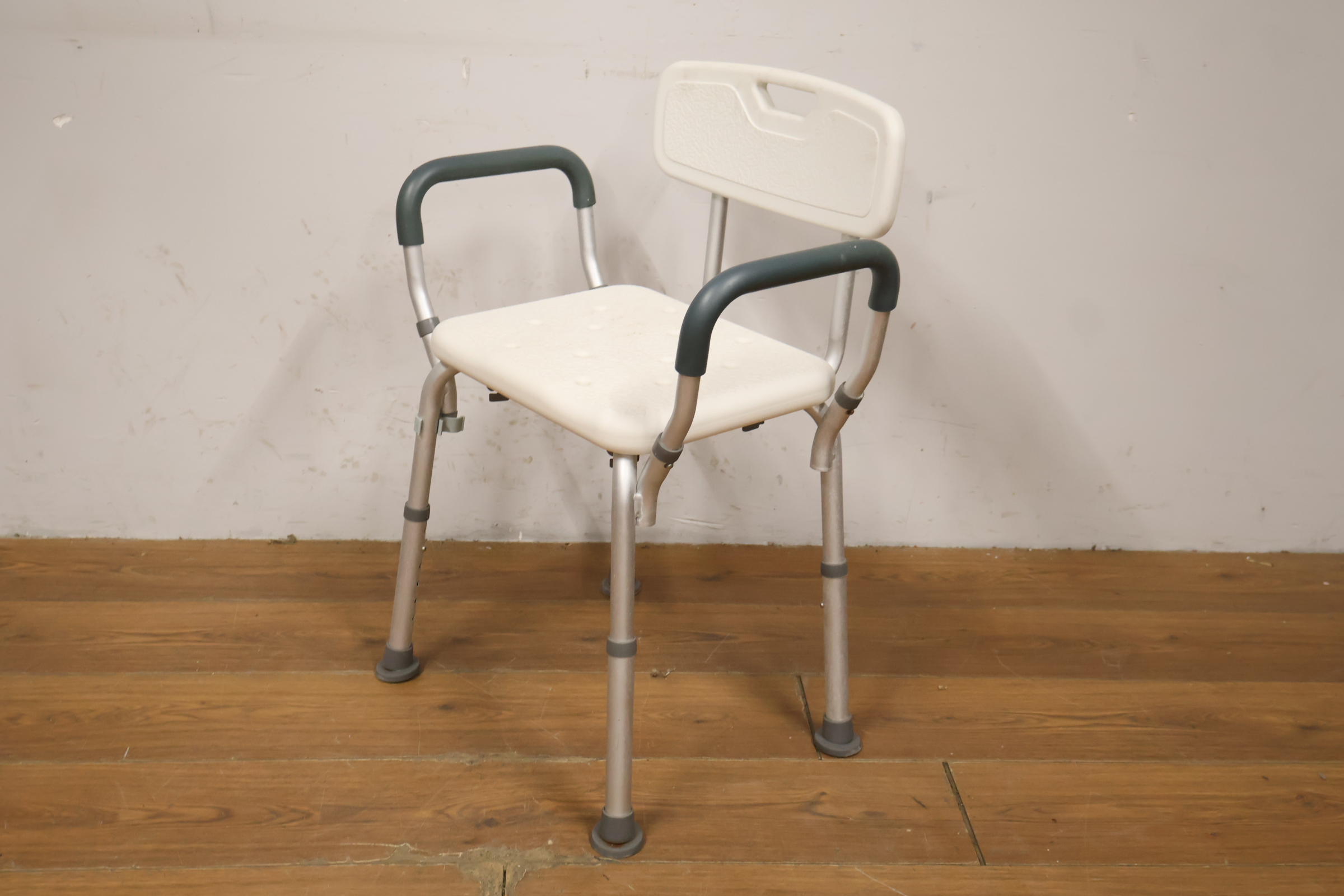 Witte douche kruk met rugleuning en armleuningen – foto 9 – kavel bij GSD Auctions, Zoeterwoude