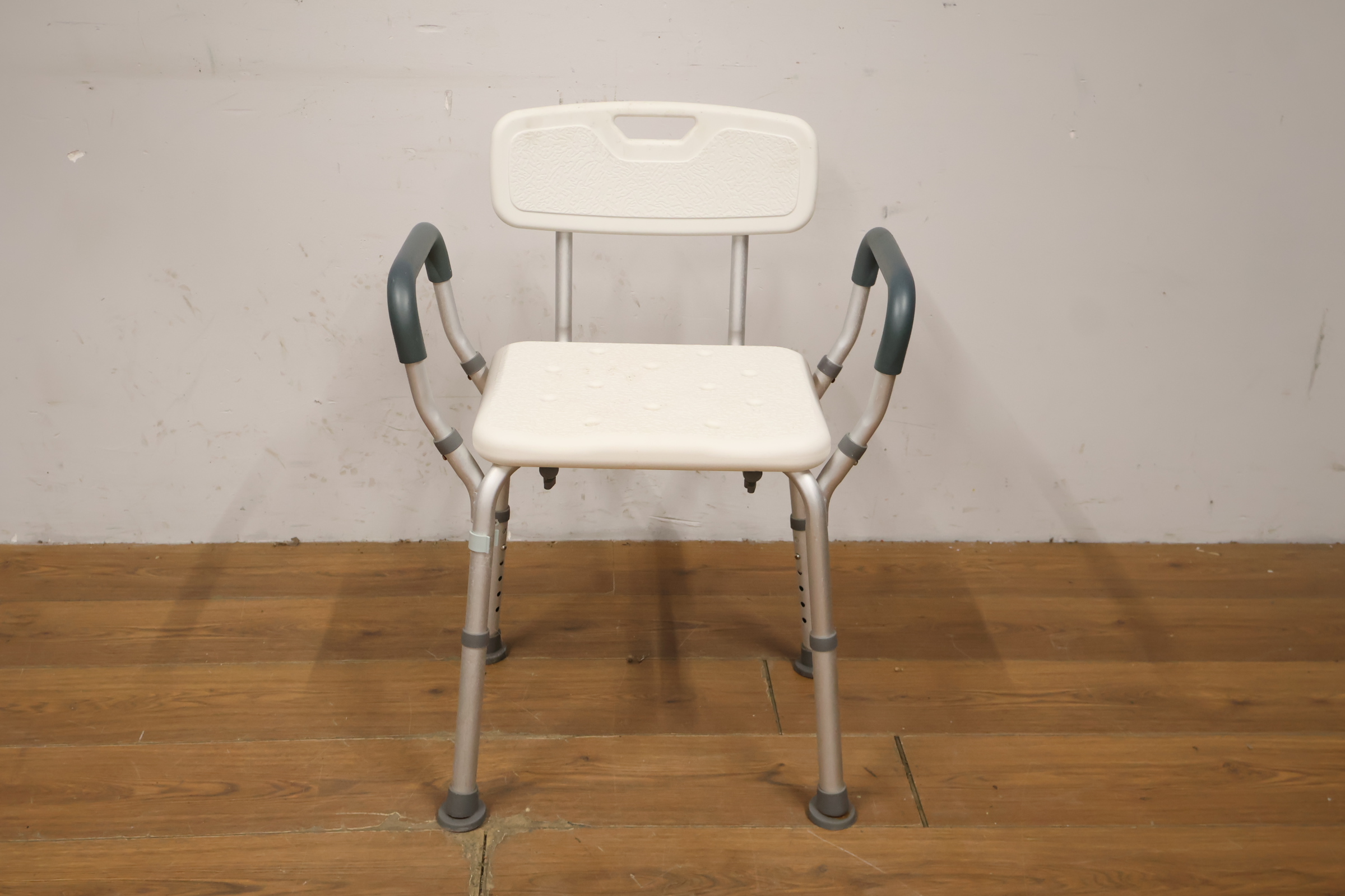 Witte douche kruk met rugleuning en armleuningen – foto 10 – kavel bij GSD Auctions, Zoeterwoude