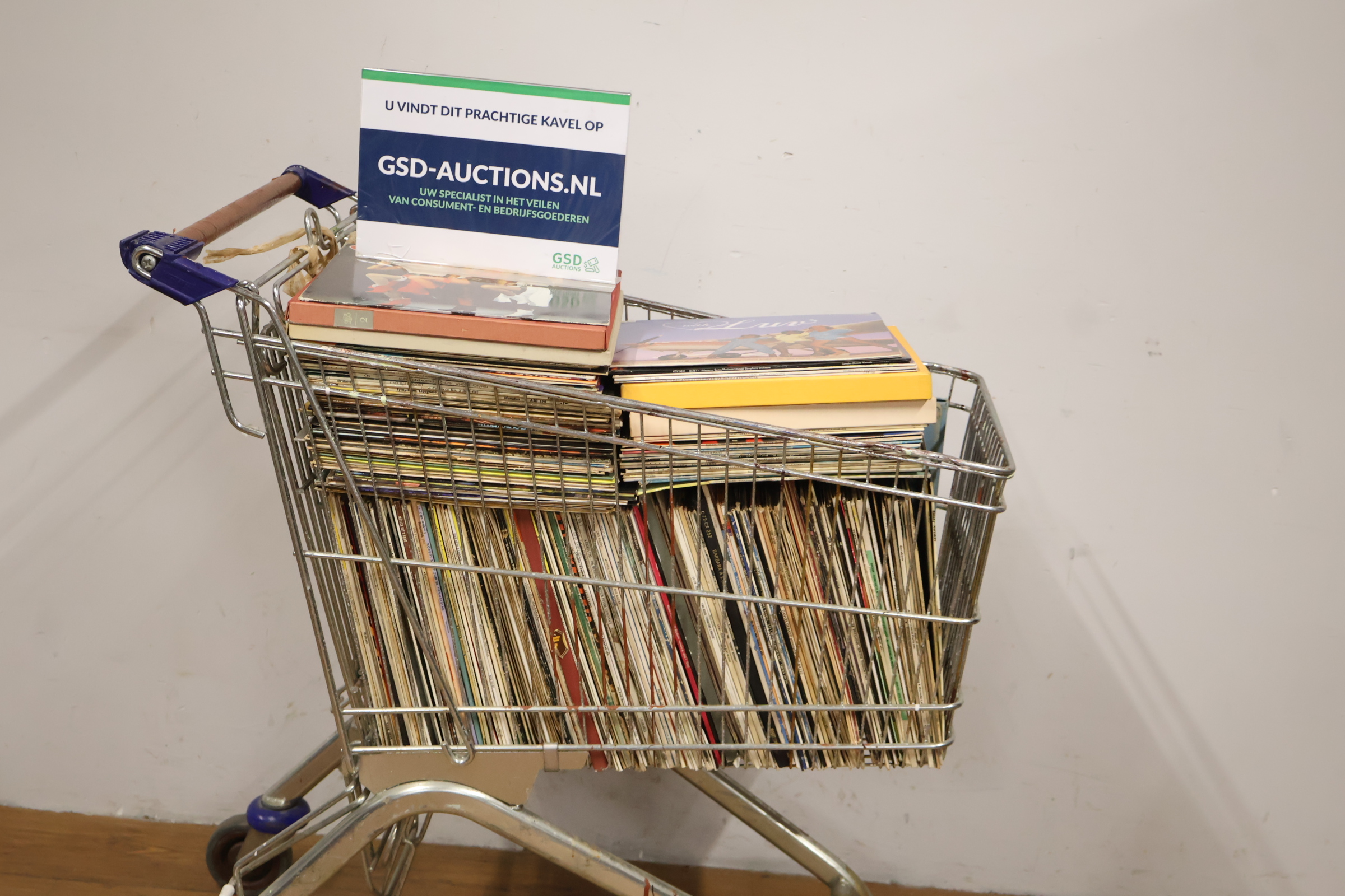 Volle winkelwagen met vinylplaten en boeken – kavel bij GSD Auctions, Zoeterwoude