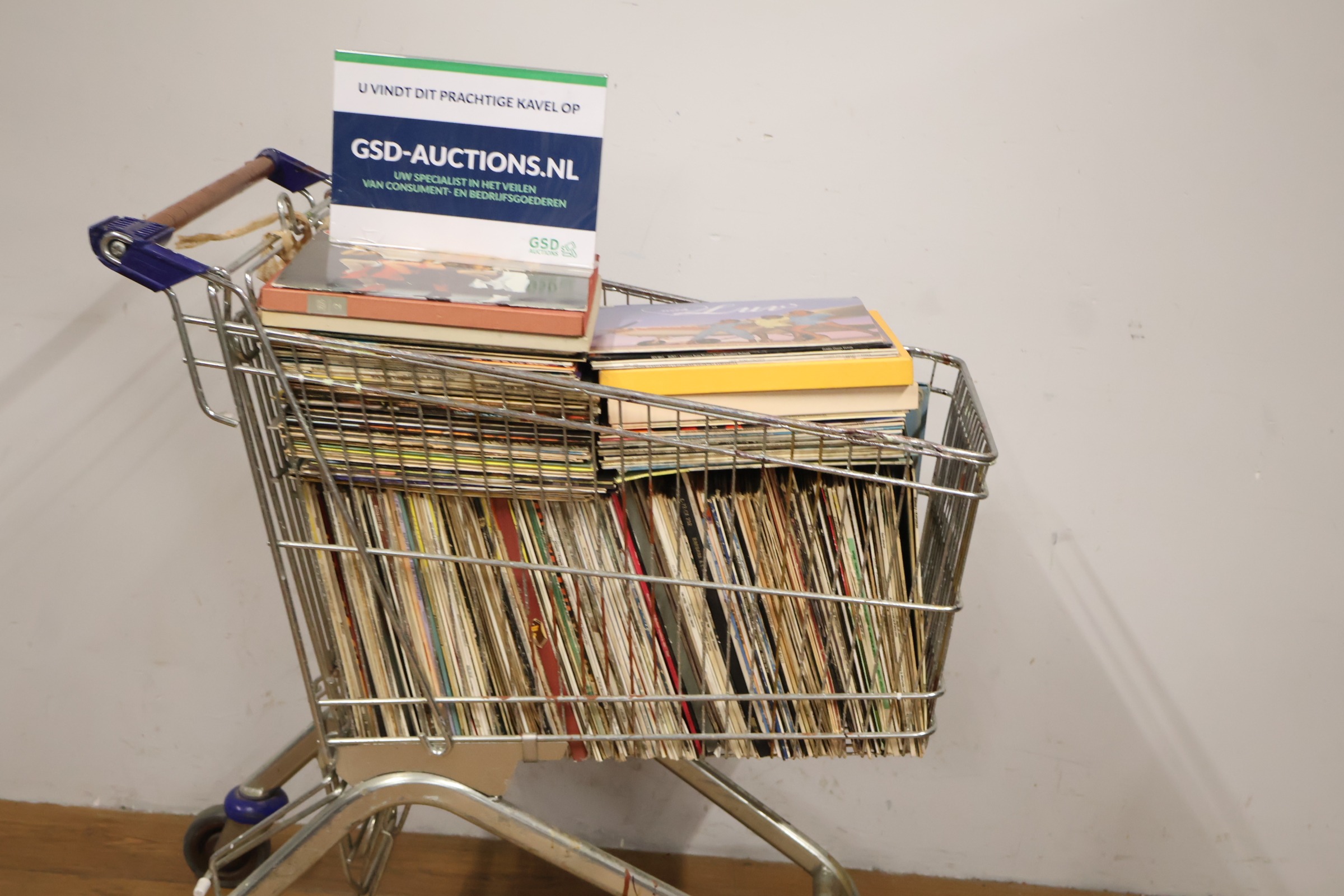 Volle winkelwagen met vinylplaten en boeken – foto 2 – kavel bij GSD Auctions, Zoeterwoude