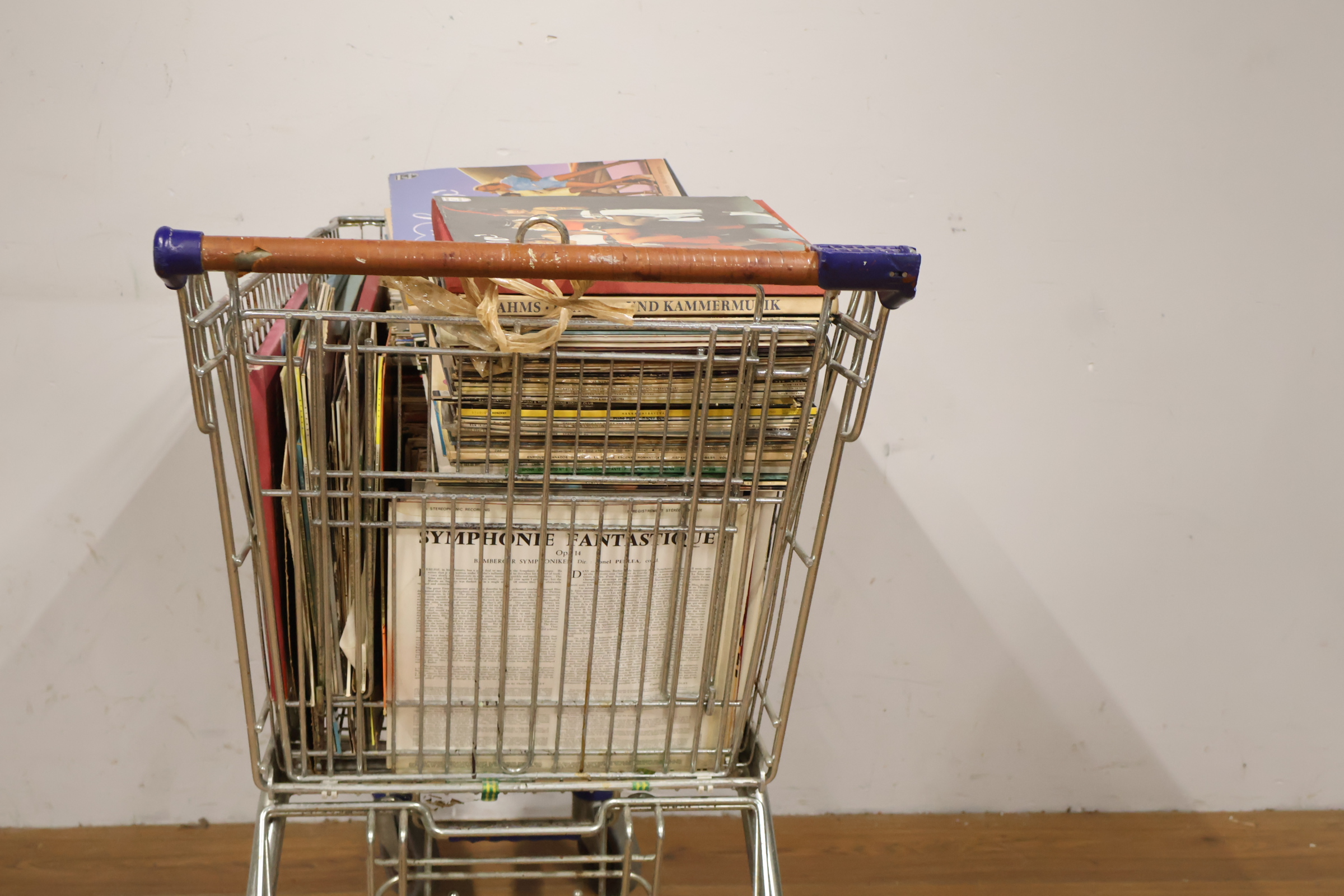 Volle winkelwagen met vinylplaten en boeken – foto 3 – kavel bij GSD Auctions, Zoeterwoude