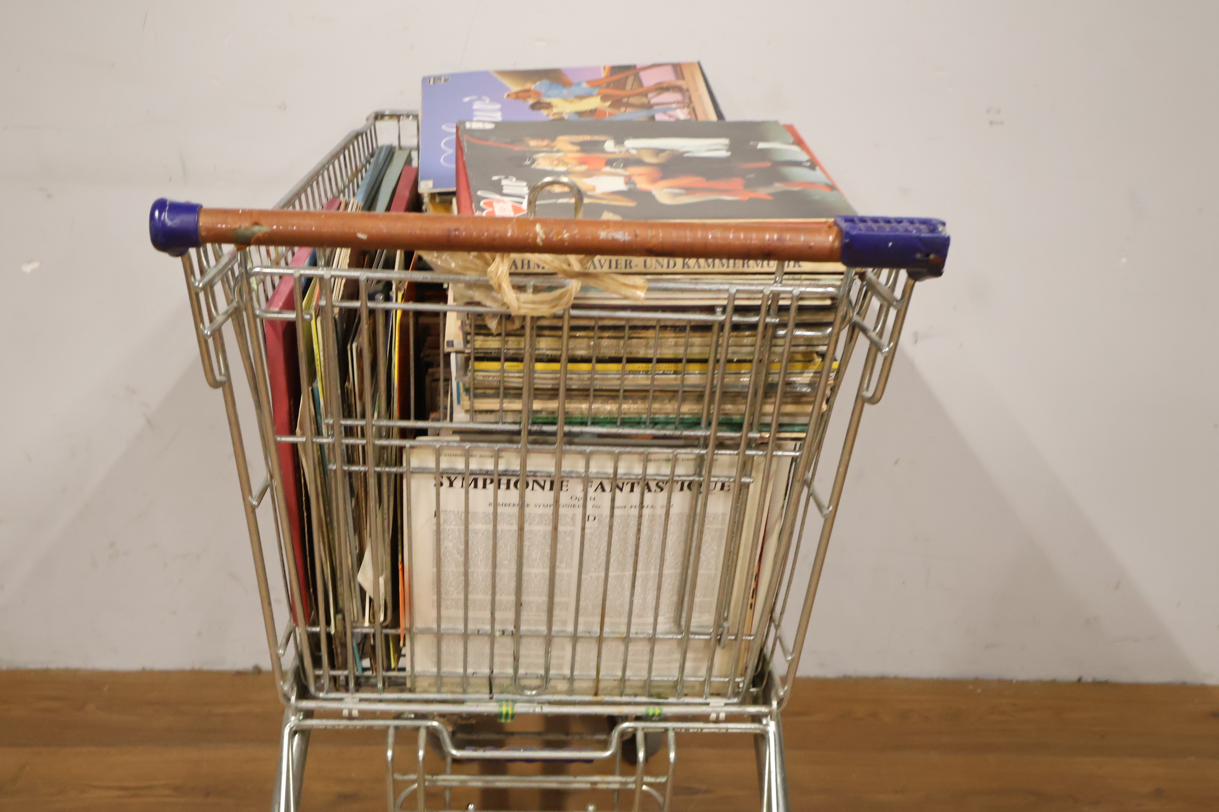 Volle winkelwagen met vinylplaten en boeken – foto 4 – kavel bij GSD Auctions, Zoeterwoude