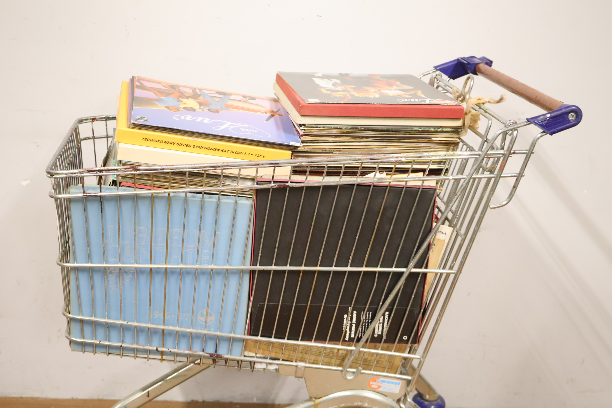 Volle winkelwagen met vinylplaten en boeken – foto 5 – kavel bij GSD Auctions, Zoeterwoude