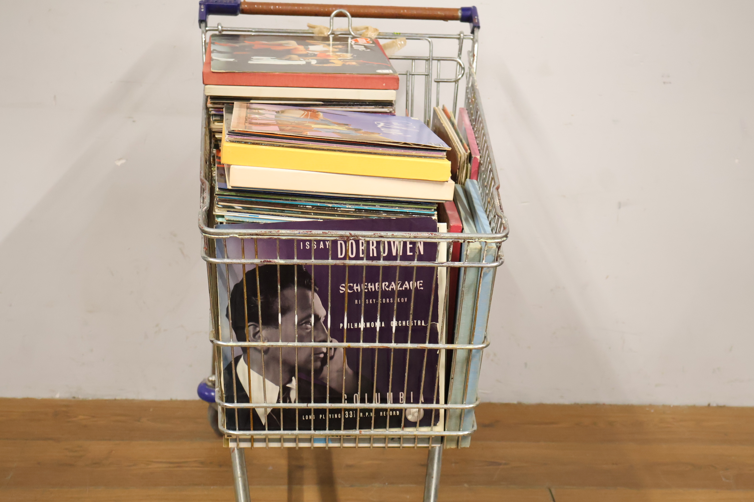 Volle winkelwagen met vinylplaten en boeken – foto 7 – kavel bij GSD Auctions, Zoeterwoude
