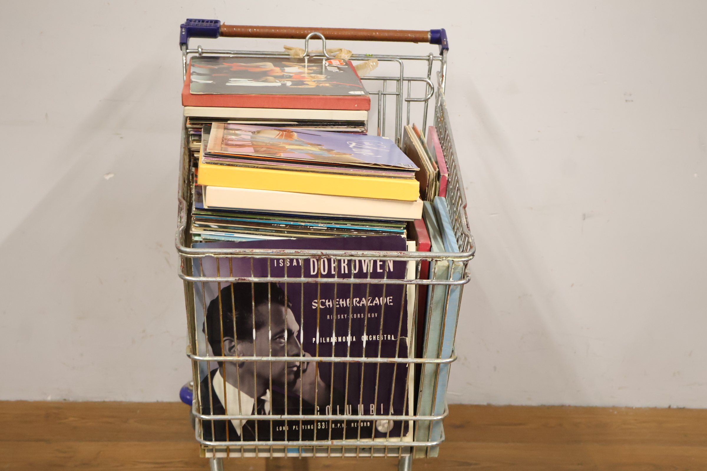 Volle winkelwagen met vinylplaten en boeken – foto 8 – kavel bij GSD Auctions, Zoeterwoude