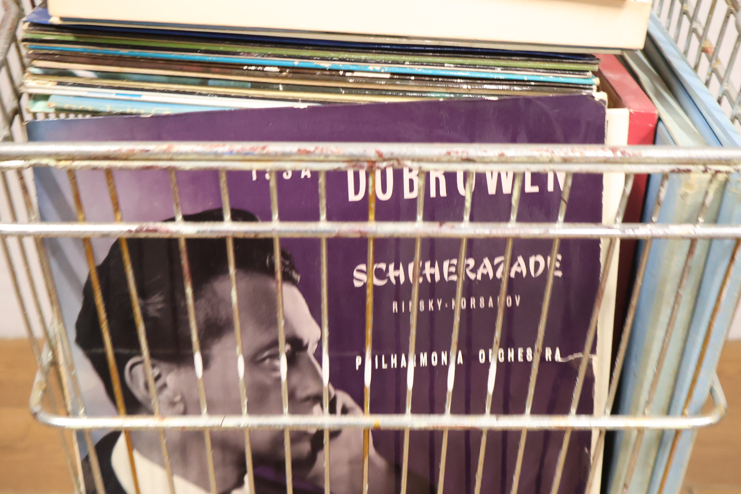 Volle winkelwagen met vinylplaten en boeken – foto 9 – kavel bij GSD Auctions, Zoeterwoude