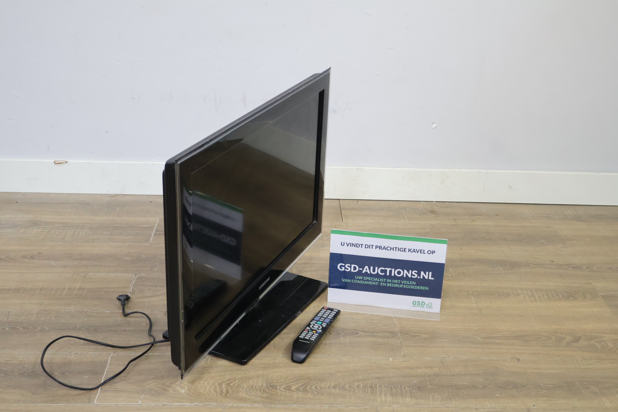 Samsung Flatscreen Televisie met Afstandsbediening – foto 2 – kavel bij GSD Auctions, Zoeterwoude