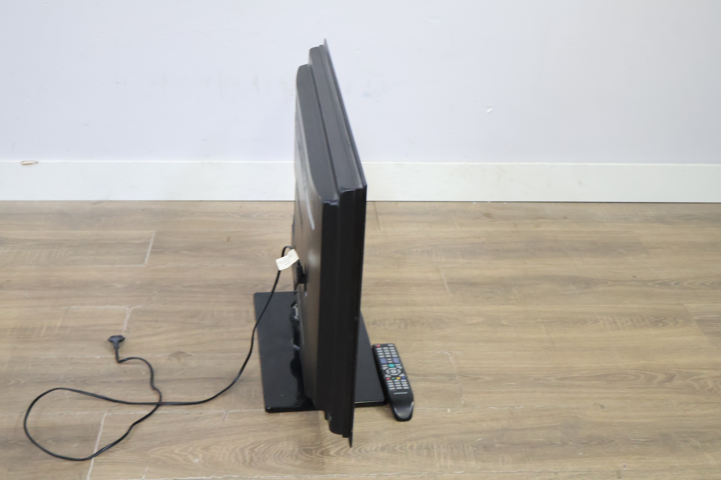 Samsung Flatscreen Televisie met Afstandsbediening – foto 3 – kavel bij GSD Auctions, Zoeterwoude