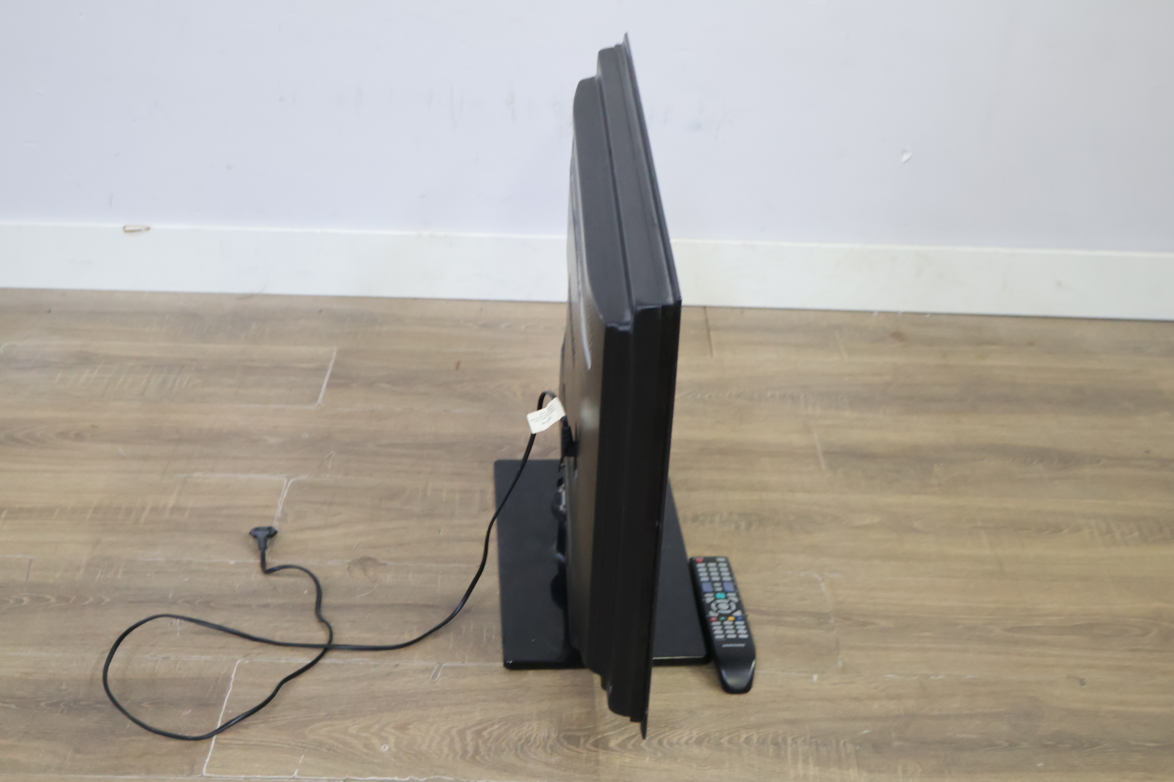Samsung Flatscreen Televisie met Afstandsbediening – foto 4 – kavel bij GSD Auctions, Zoeterwoude