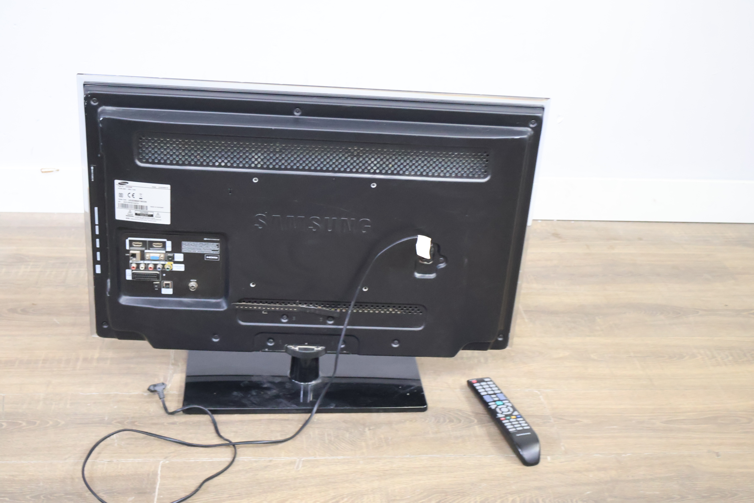 Samsung Flatscreen Televisie met Afstandsbediening – foto 5 – kavel bij GSD Auctions, Zoeterwoude