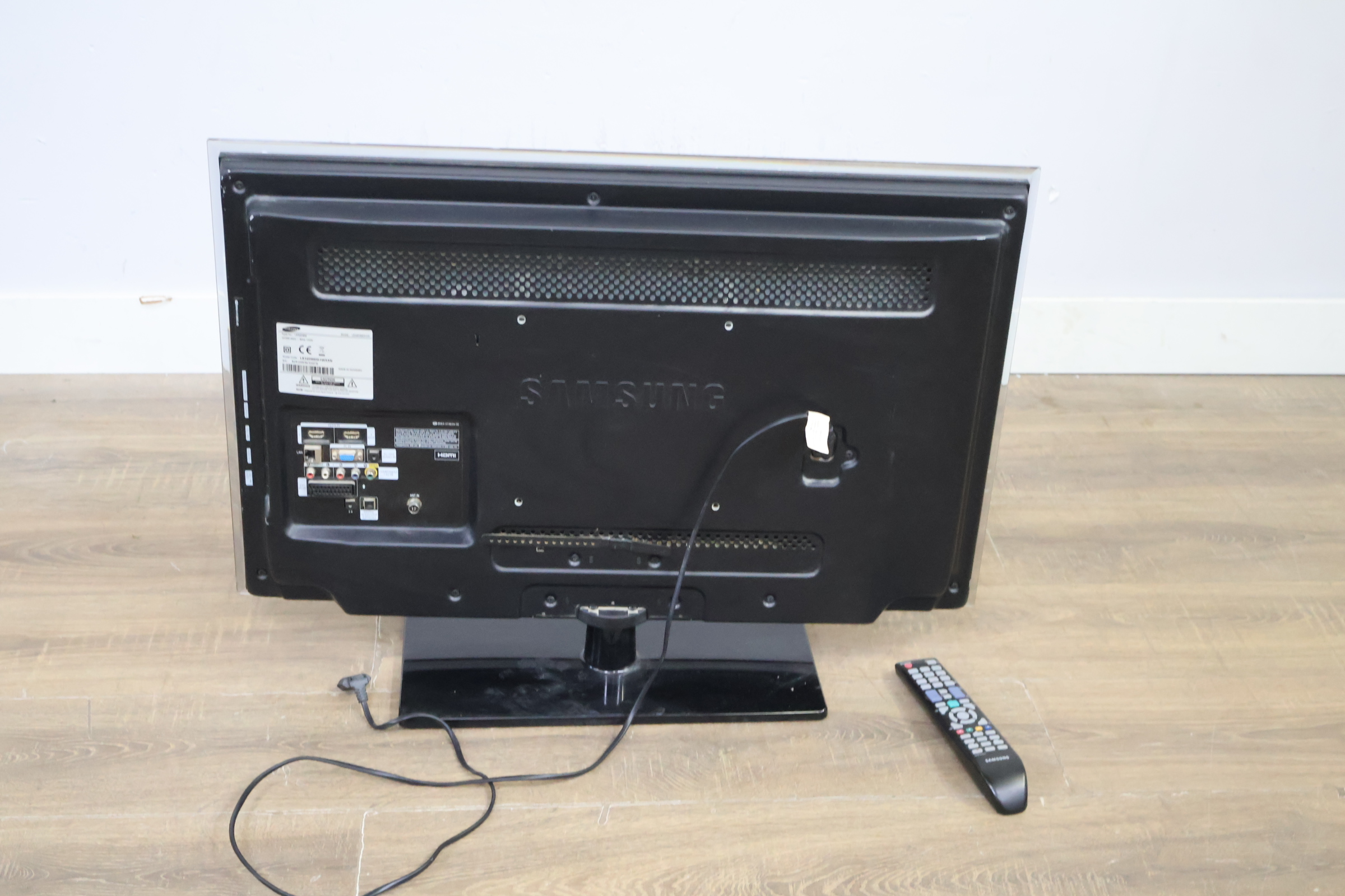 Samsung Flatscreen Televisie met Afstandsbediening – foto 6 – kavel bij GSD Auctions, Zoeterwoude