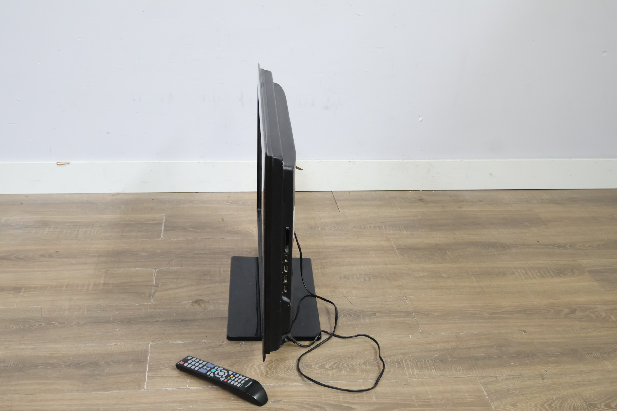 Samsung Flatscreen Televisie met Afstandsbediening – foto 9 – kavel bij GSD Auctions, Zoeterwoude