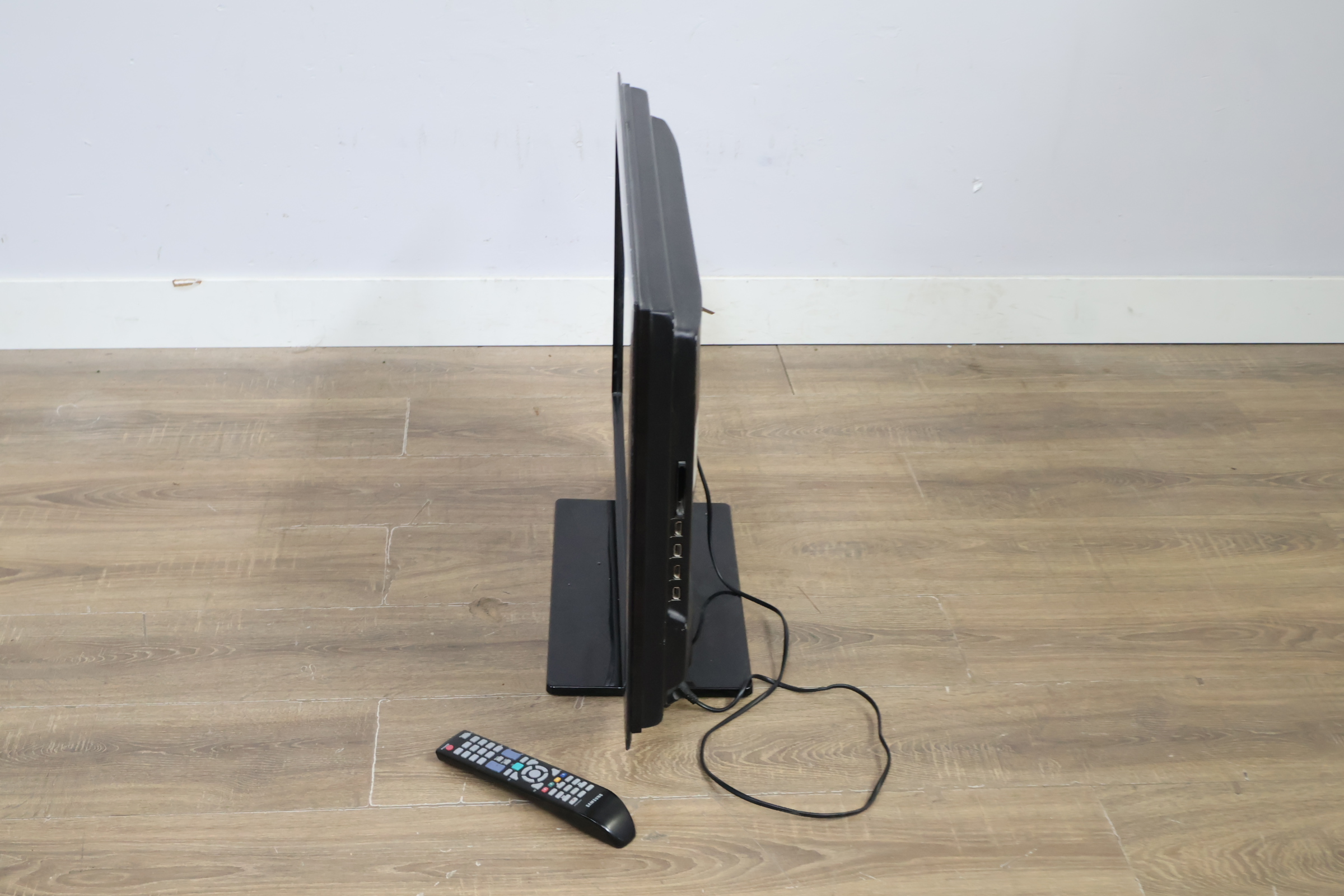 Samsung Flatscreen Televisie met Afstandsbediening – foto 10 – kavel bij GSD Auctions, Zoeterwoude